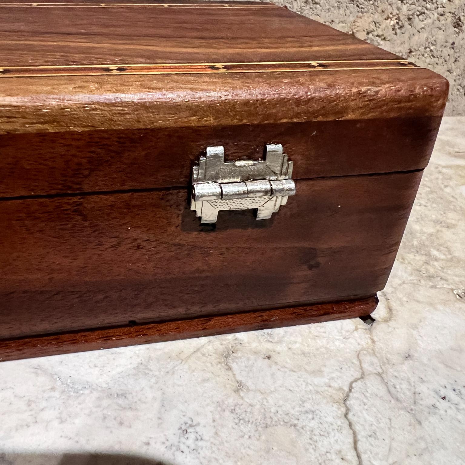 Caja decorativa de madera de finales del siglo XX Detalle de taracea en venta 5