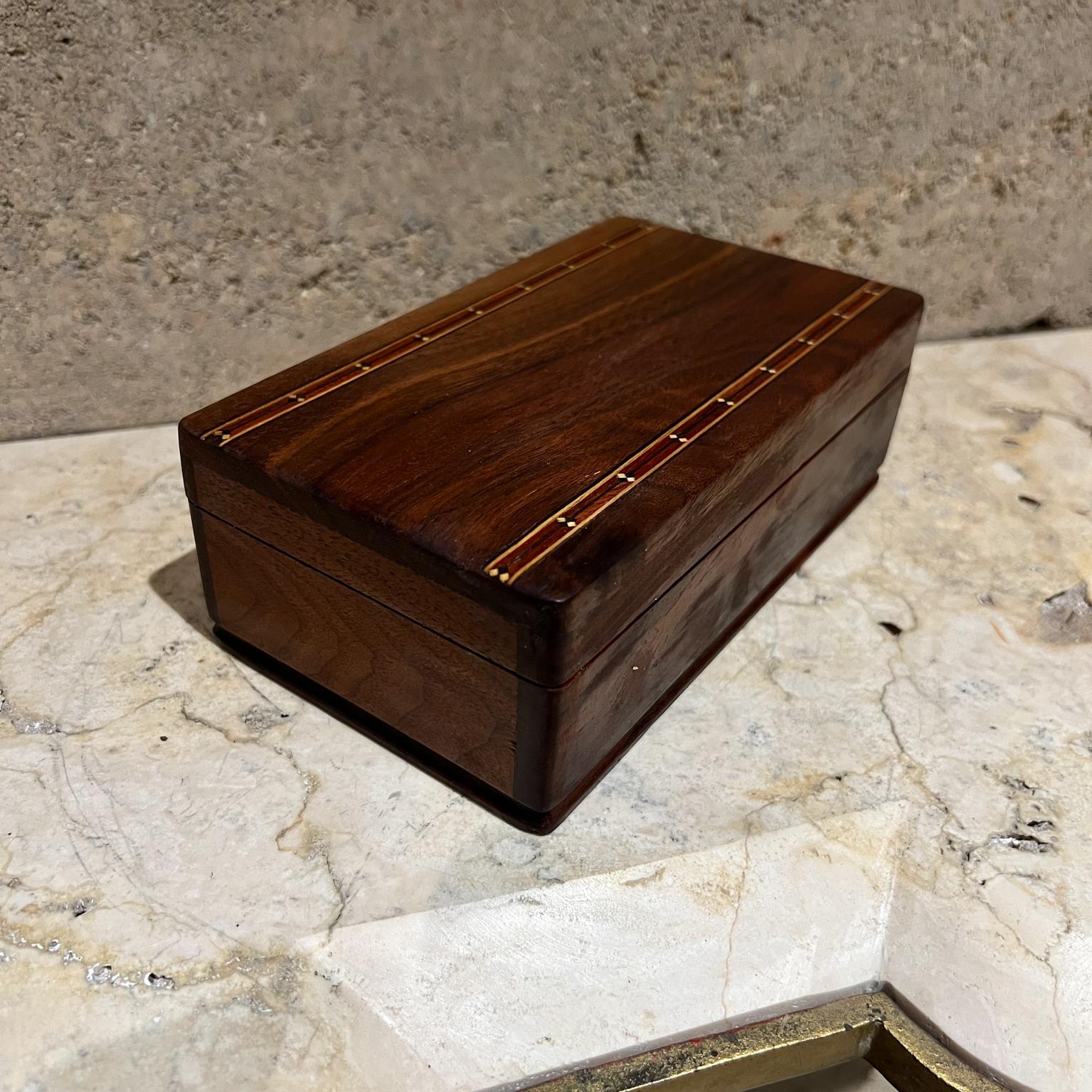 Caja decorativa de madera de finales del siglo XX Detalle de taracea en venta 7