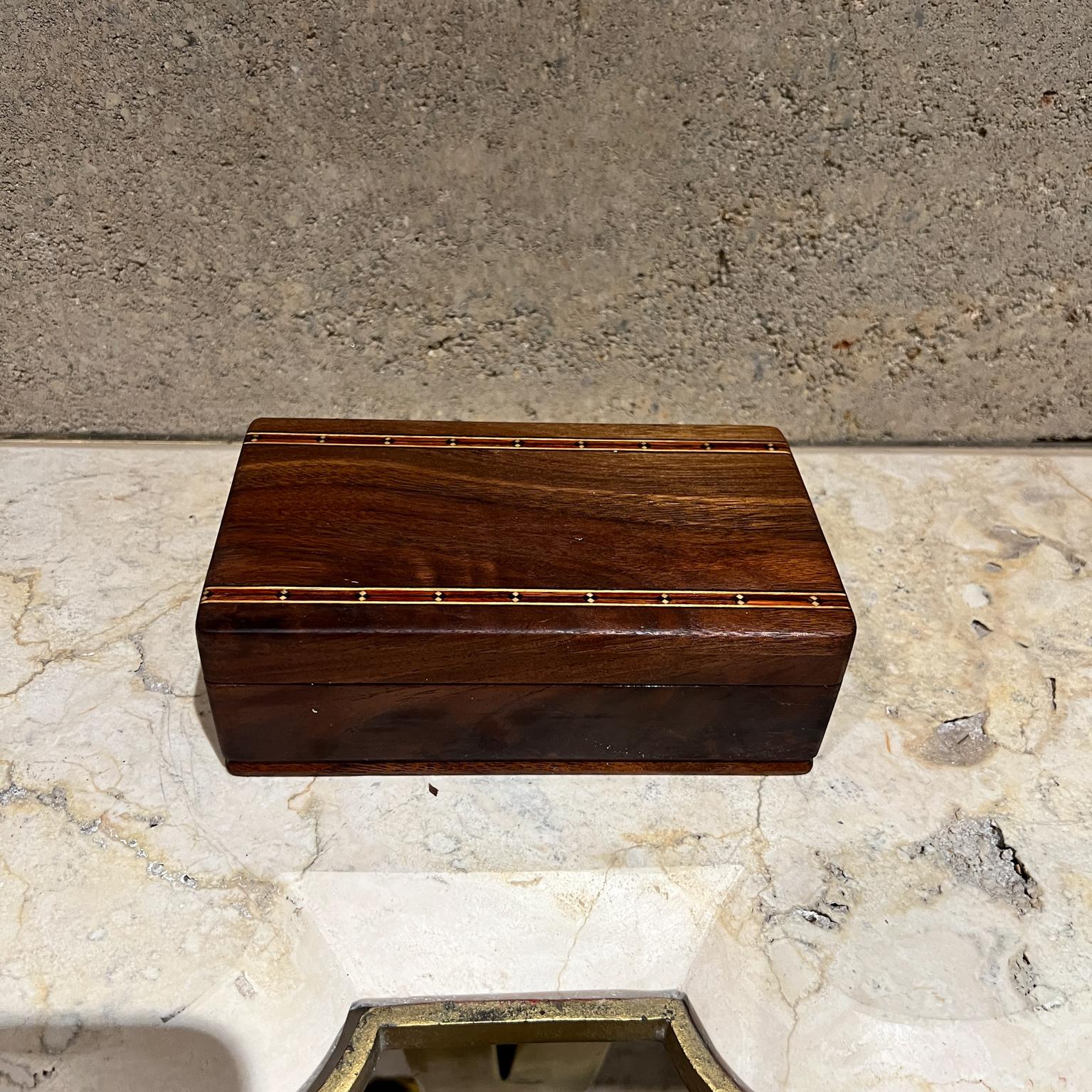 Caja decorativa de madera de finales del siglo XX Detalle de taracea en venta 8