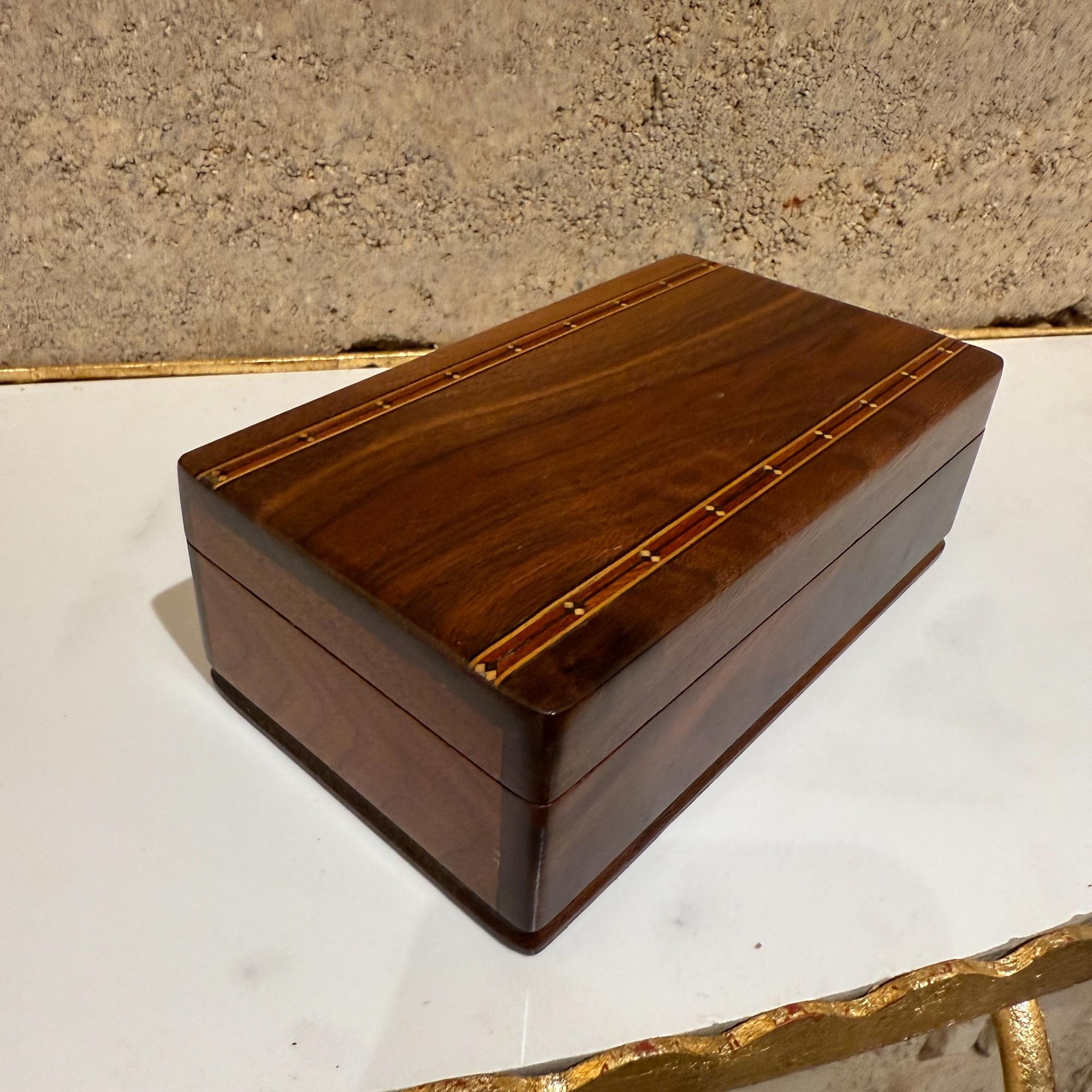 Boîte en bois décorative de la fin du 20e siècle avec incrustations en vente 8
