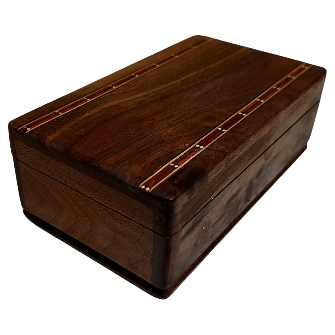AMBIANIC presenta
Caja decorativa de madera de finales del siglo XX Detalle de taracea
2,25 h x 4 d x 6,75
Original vintage sin restaurar
Consulta las imágenes proporcionadas