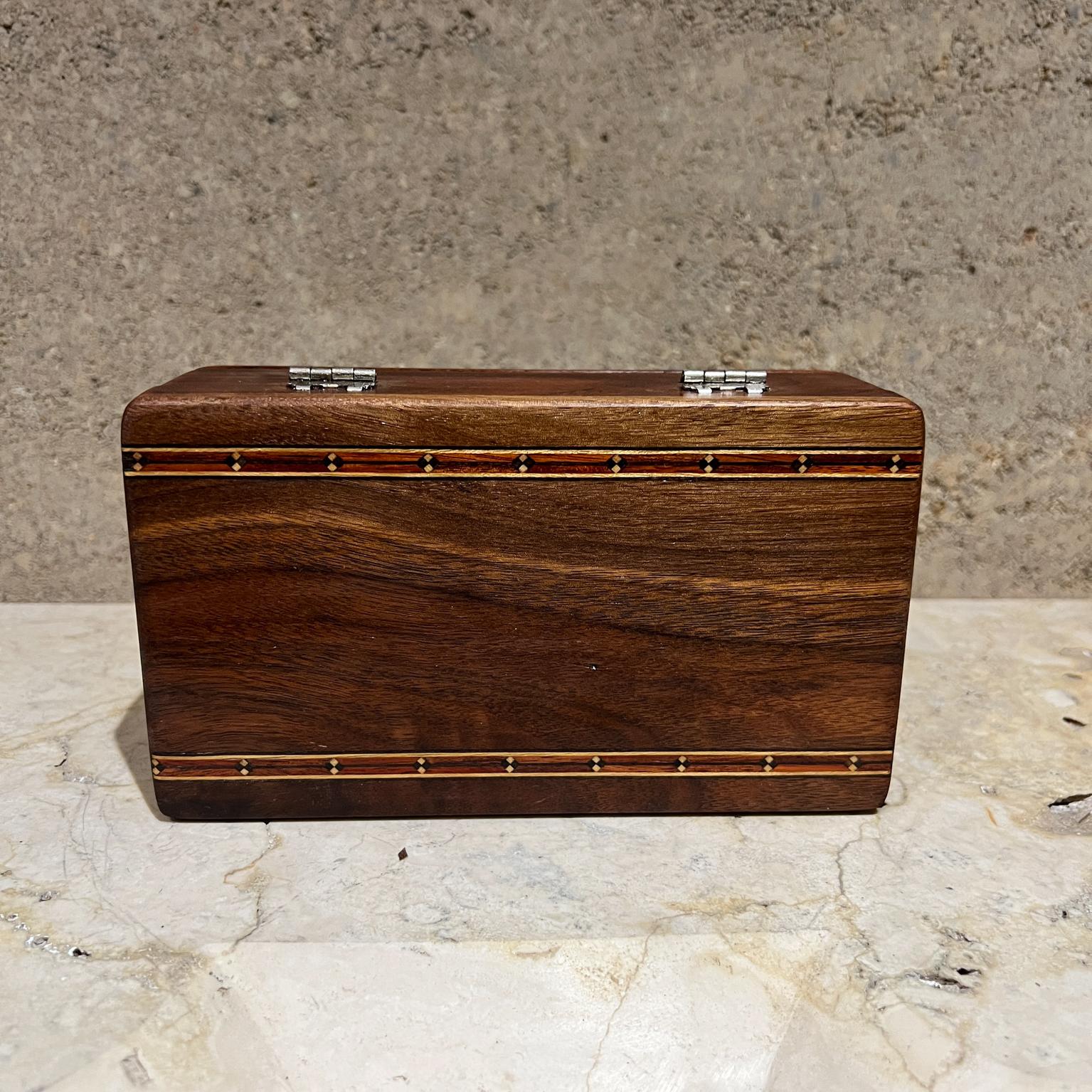 Caja decorativa de madera de finales del siglo XX Detalle de taracea Moderno de mediados de siglo en venta