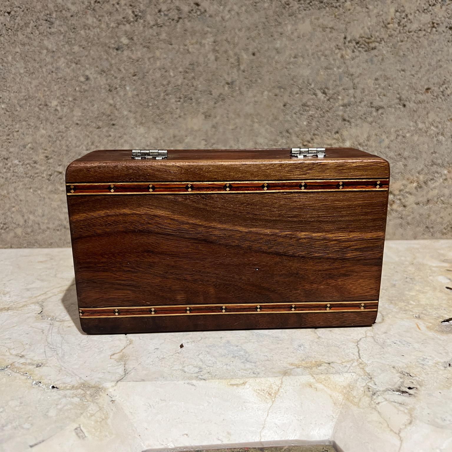 Caja decorativa de madera de finales del siglo XX Detalle de taracea en venta 1