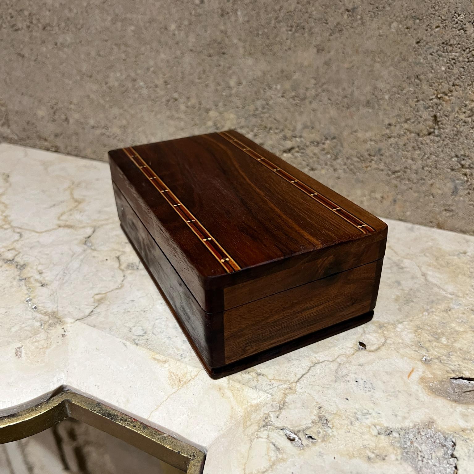 Caja decorativa de madera de finales del siglo XX Detalle de taracea en venta 2