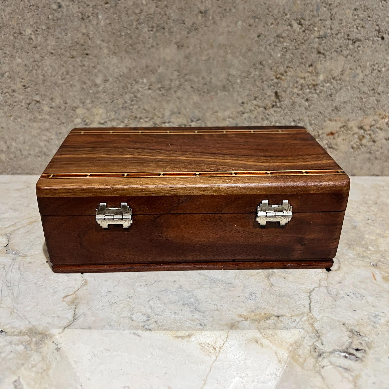 Caja decorativa de madera de finales del siglo XX Detalle de taracea en venta 4