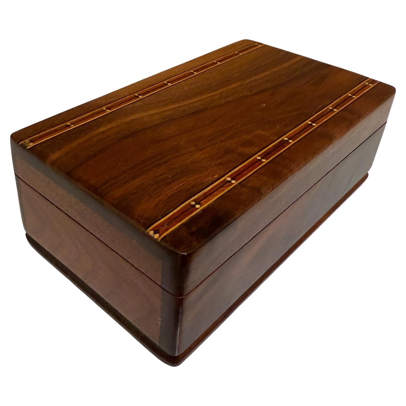 Dettaglio intarsio di una scatola decorativa in Wood della fine del XX secolo