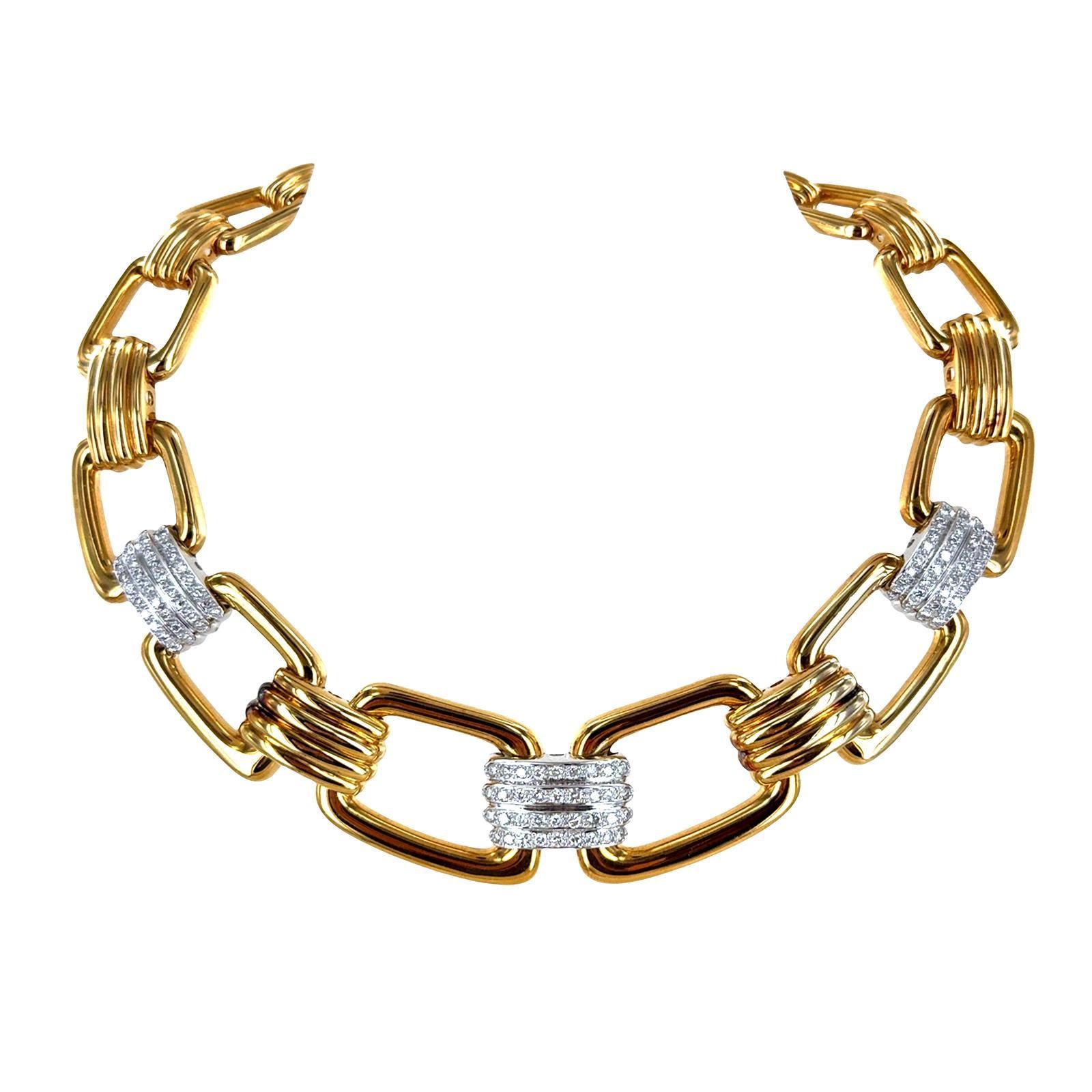 Diese kühne und elegante Halskette aus 18 Karat Gelbgold mit Diamanten aus dem späten 20. Jahrhundert zeigt zeitlose Raffinesse und eine auffallende Präsenz. Die 180 runden Diamanten im Brillantschliff mit einem Gesamtgewicht von ca. 3,36 Karat und
