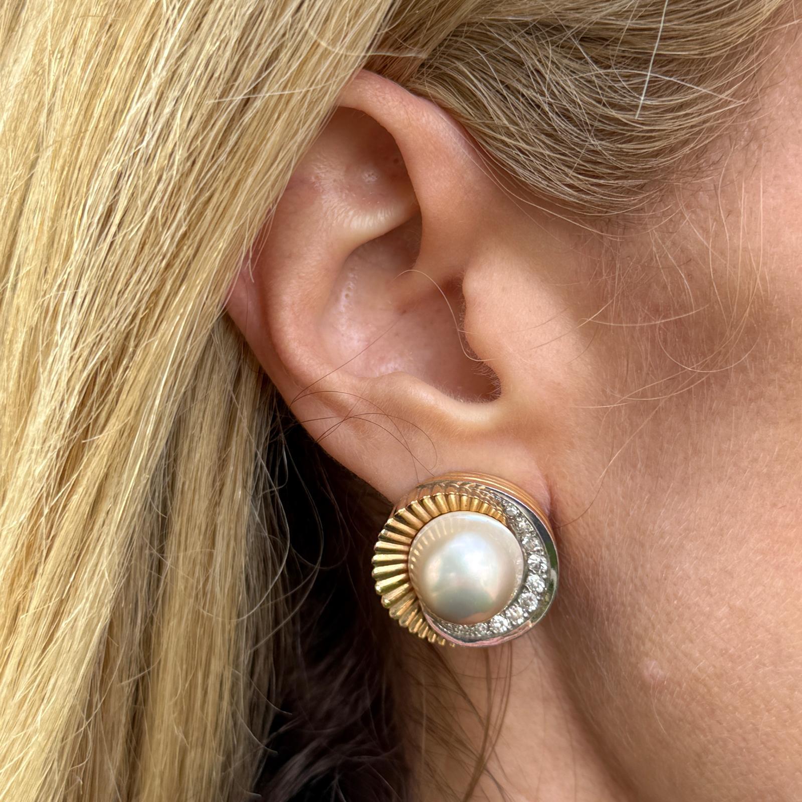 Questi orecchini in oro bicolore a 18 carati, risalenti alla fine del XX secolo, presentano un sorprendente design a spirale ornato da perle Mabe e diamanti. Ogni orecchino presenta una luminosa perla Mabe al centro, circondata da un grazioso