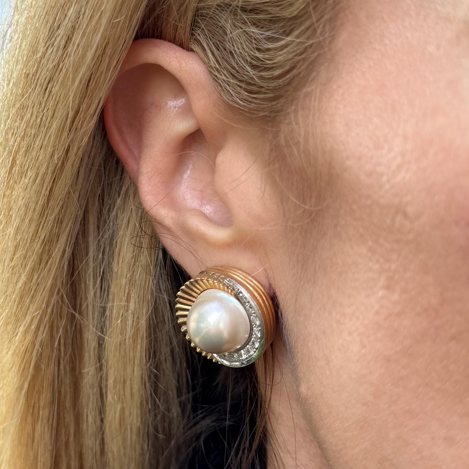 Cabochon Orecchini con diamanti e perle Mabe in oro 18 carati con chiusura a leva della fine del XX secolo in vendita