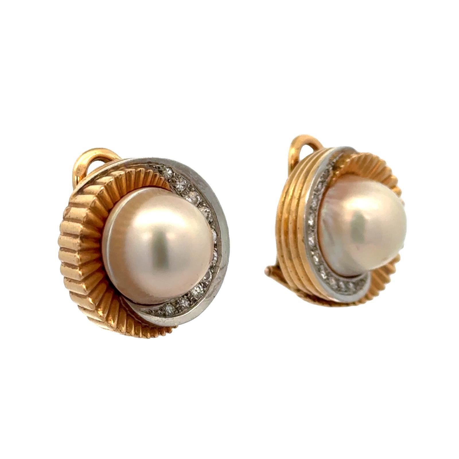 Donna Orecchini con diamanti e perle Mabe in oro 18 carati con chiusura a leva della fine del XX secolo in vendita