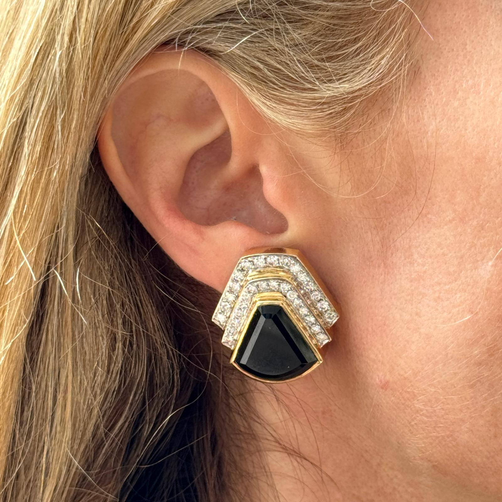 Ces boucles d'oreilles contemporaines en diamant et onyx, datant de la fin du XXe siècle, sont des pièces d'apparat audacieuses et élégantes, réalisées en or jaune 18 carats. Mesurant 1,2 x 1,0 pouces, les boucles d'oreilles présentent une