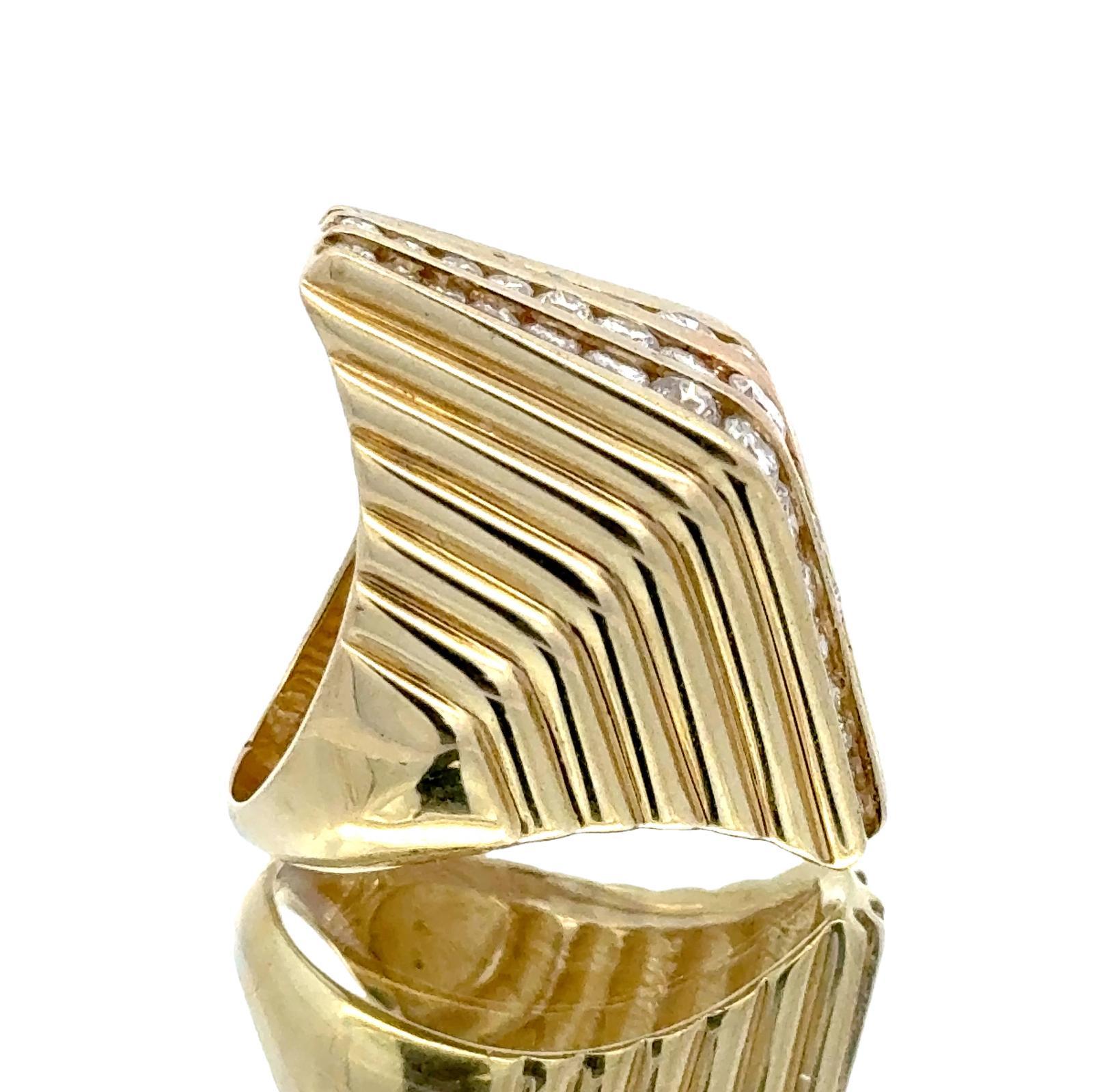 Late-20th Century Diamond Ribbed 14K Yellow Gold Vintage Pyramid Cocktail Ring For Sale 4