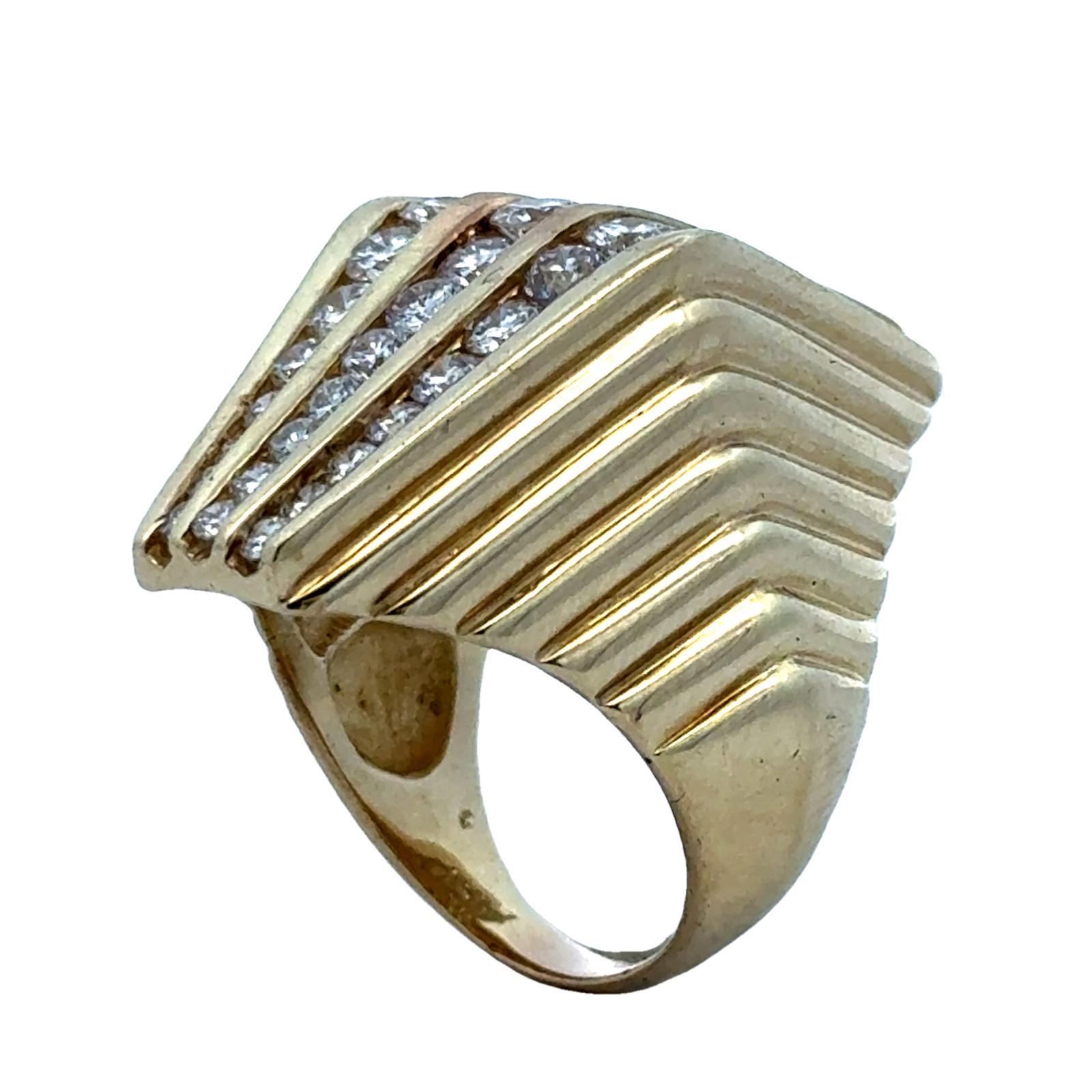 Late-20th Century Diamond Ribbed 14K Yellow Gold Vintage Pyramid Cocktail Ring In Excellent Condition For Sale In Boca Raton, FL