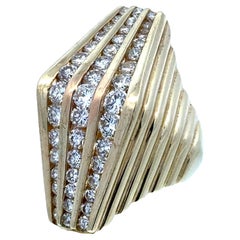 Anillo de cóctel piramidal vintage de oro amarillo de 14 quilates estriado con diamantes de finales del siglo XX