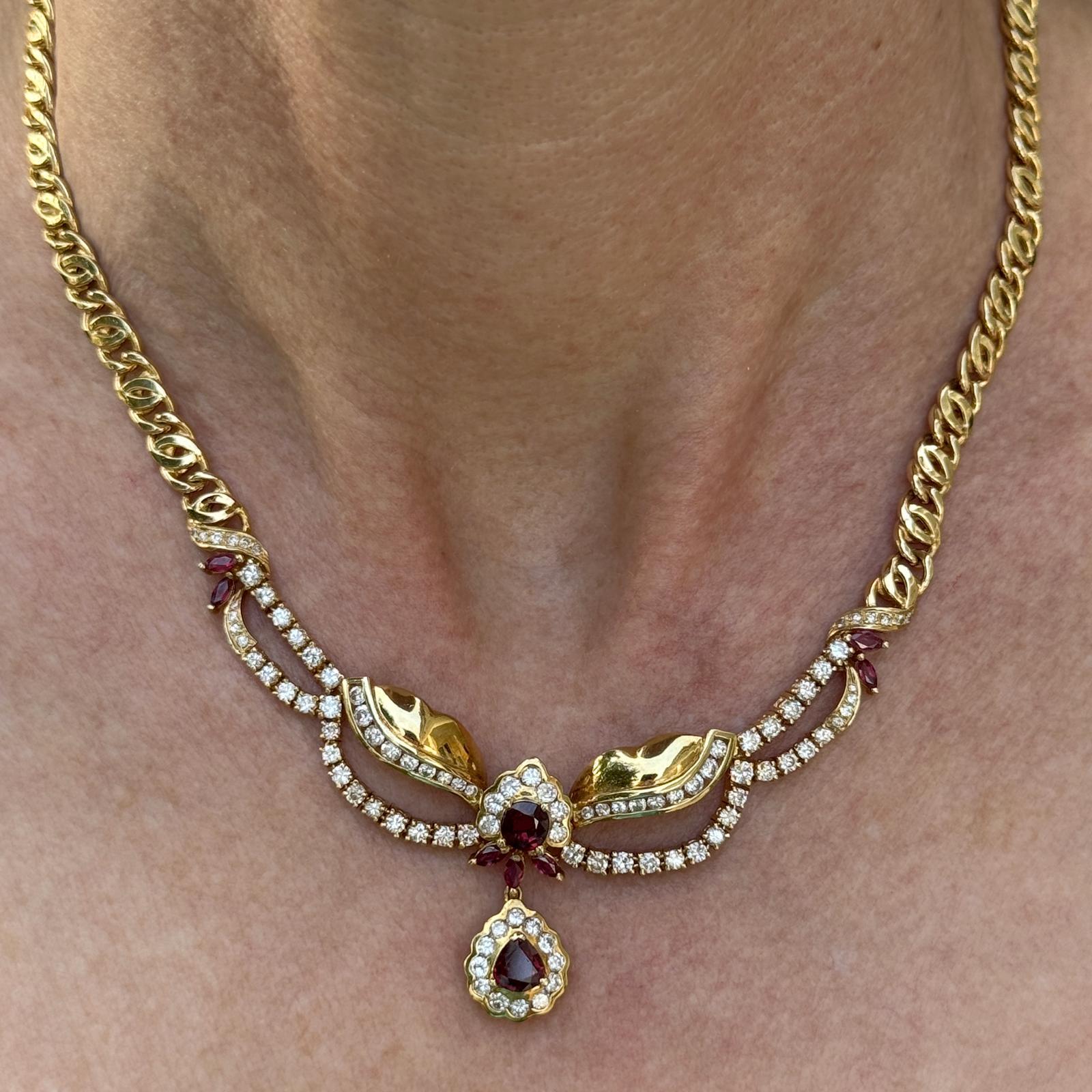 Diese exquisite Halskette aus dem späten 20. Jahrhundert ist aus 18 Karat Gelbgold gefertigt und zeigt ein zeitloses Design, das mit Diamanten und Rubinen besetzt ist. Das Schmuckstück präsentiert 98 runde Diamanten im Brillantschliff von insgesamt