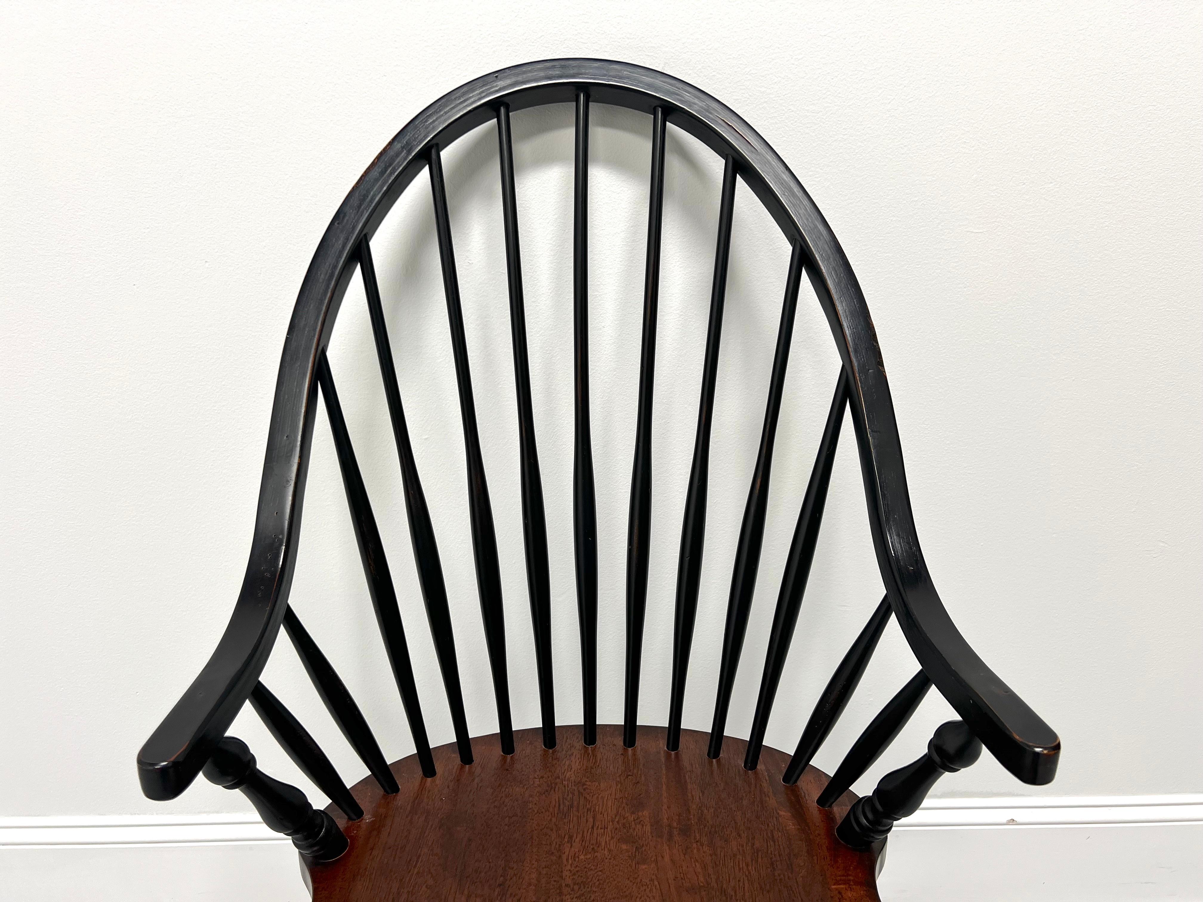 Schwarze Windsor-Sessel im Used-Look des späten 20. Jahrhunderts – Paar (Nussbaumholz) im Angebot