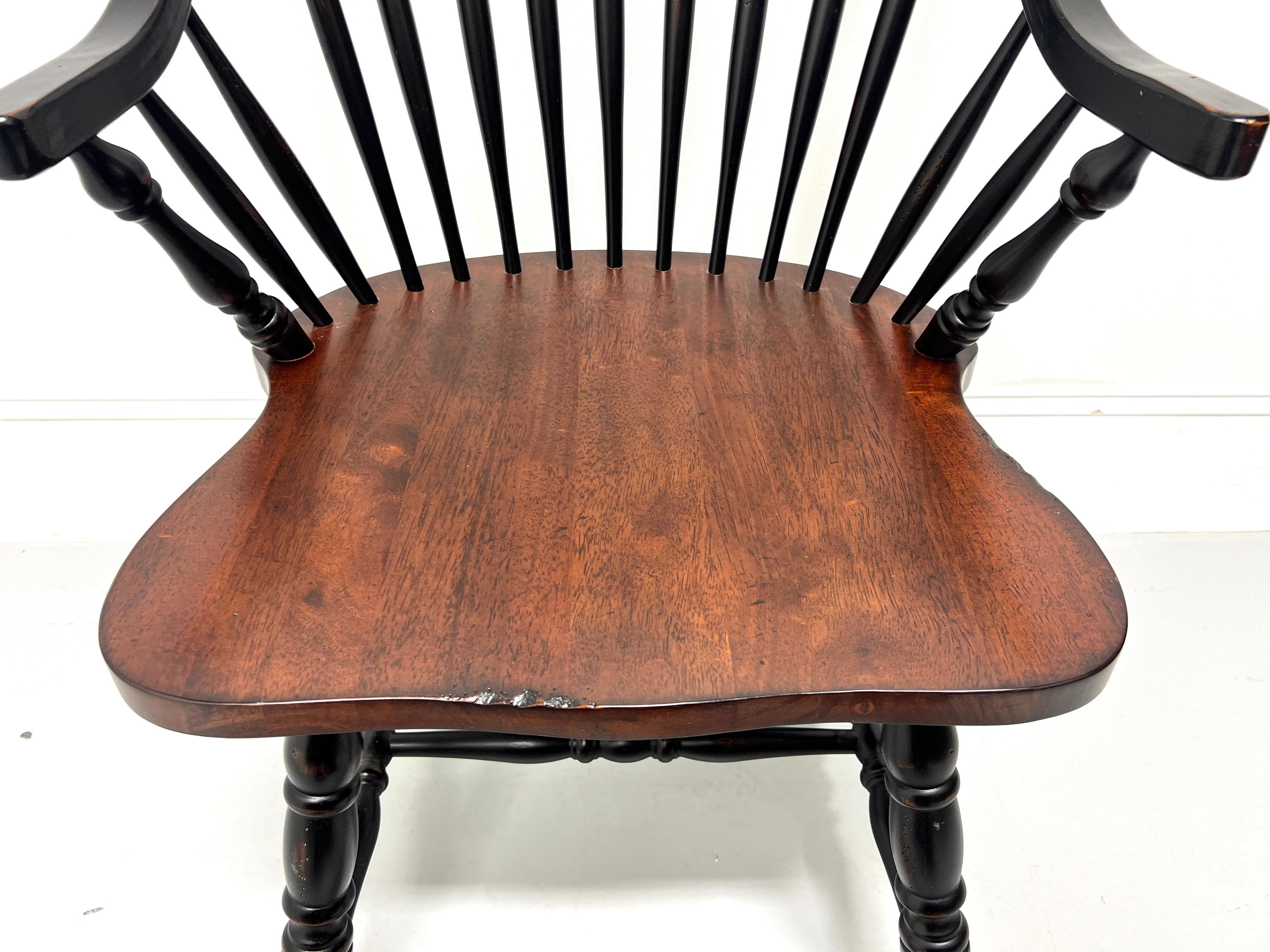Schwarze Windsor-Sessel im Used-Look des späten 20. Jahrhunderts – Paar im Angebot 1