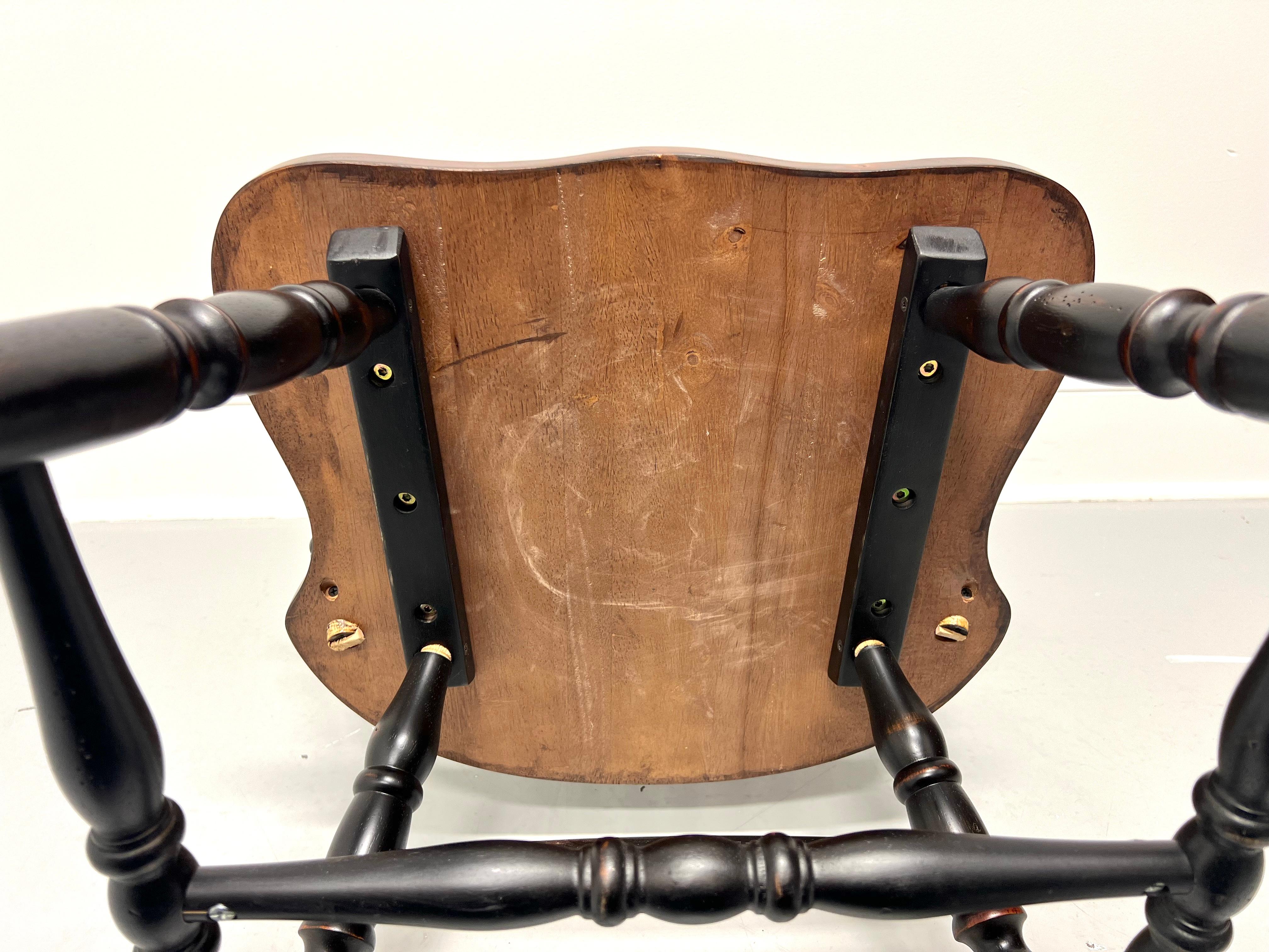 Schwarze Windsor-Sessel im Used-Look des späten 20. Jahrhunderts – Paar im Angebot 3