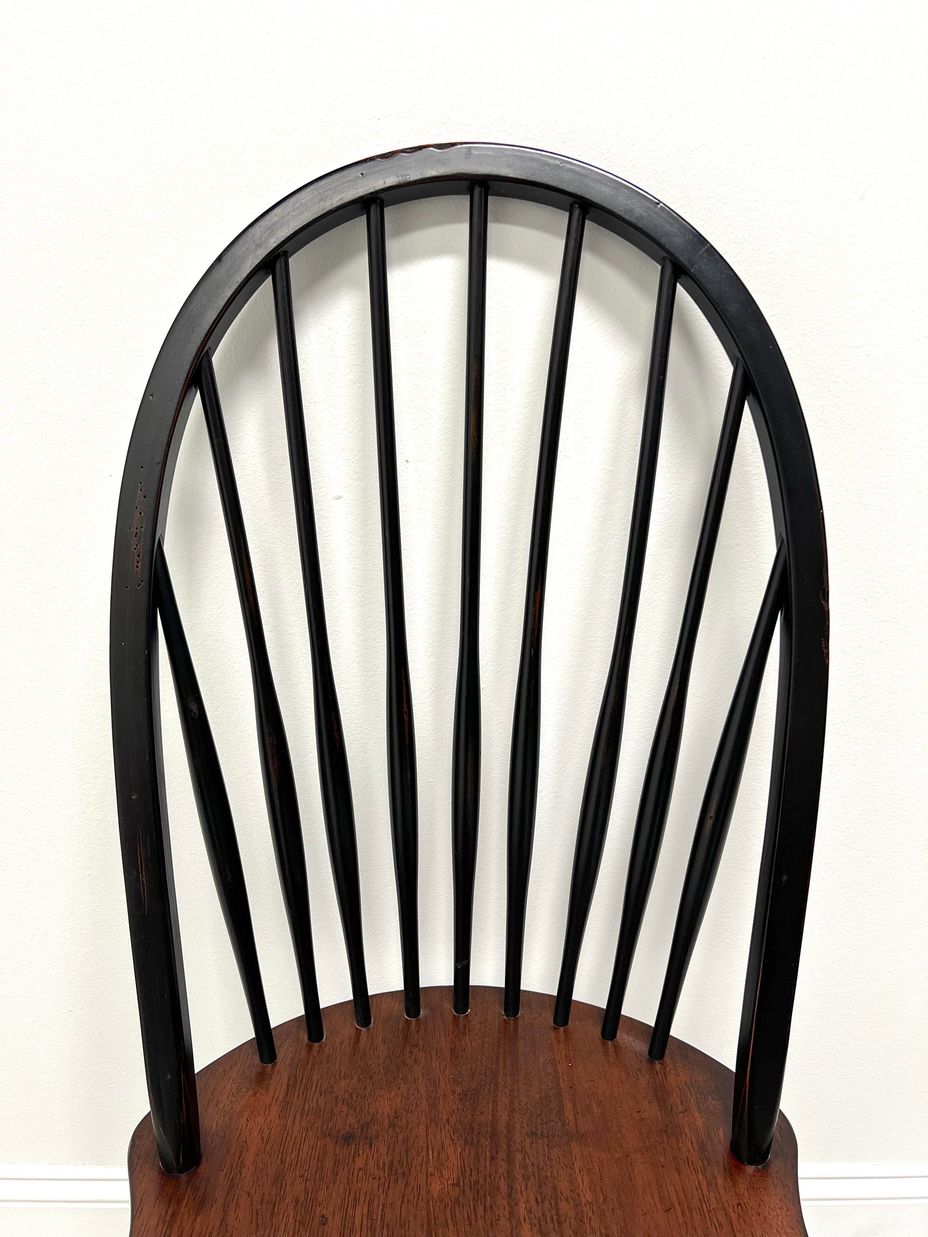 Schwarze Windsor-Beistellstühle im Used-Look des späten 20. Jahrhunderts – Paar (Nussbaumholz) im Angebot
