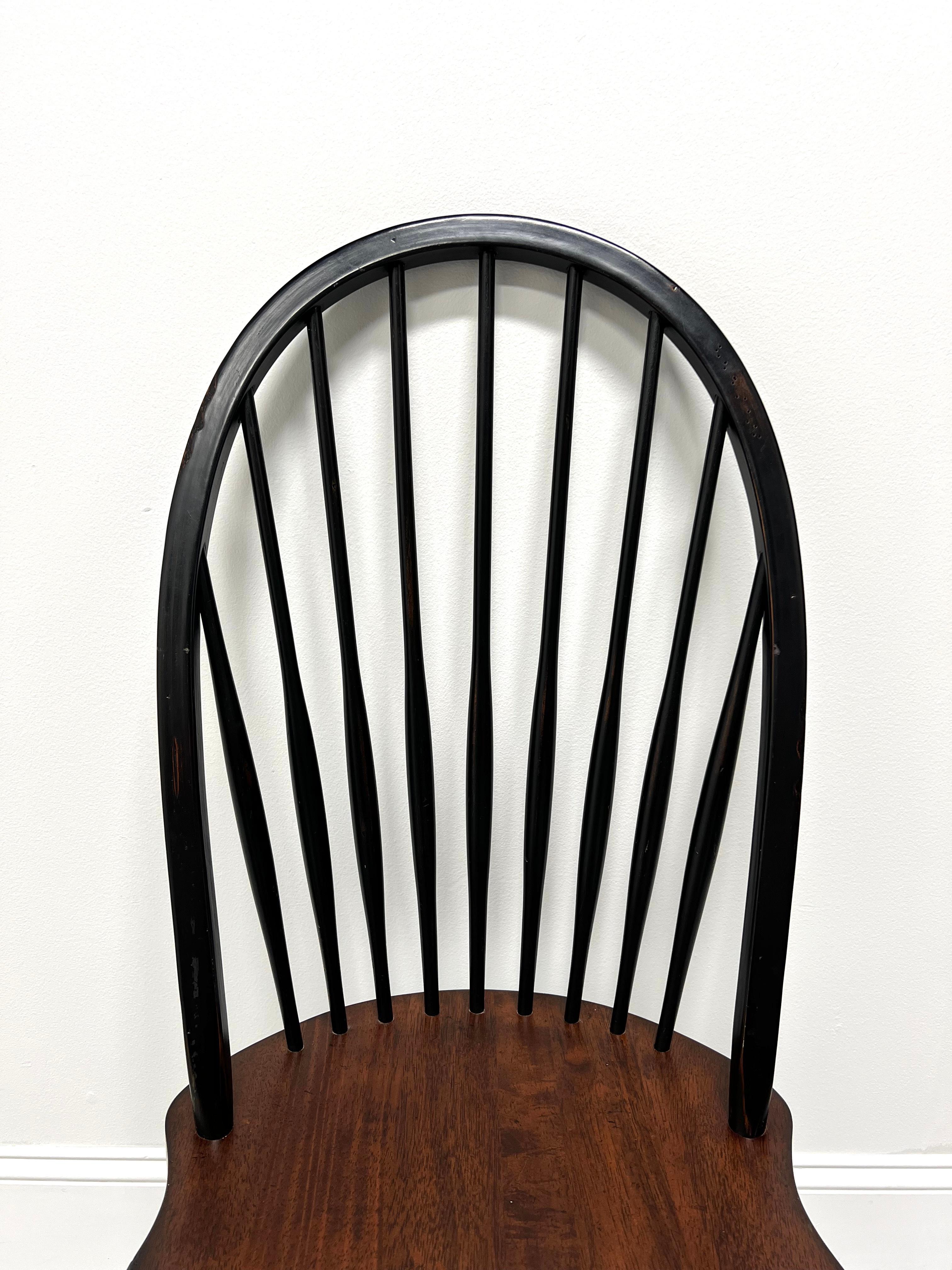 Schwarze Windsor-Beistellstühle im Used-Look des späten 20. Jahrhunderts - Paar B (Nussbaumholz) im Angebot