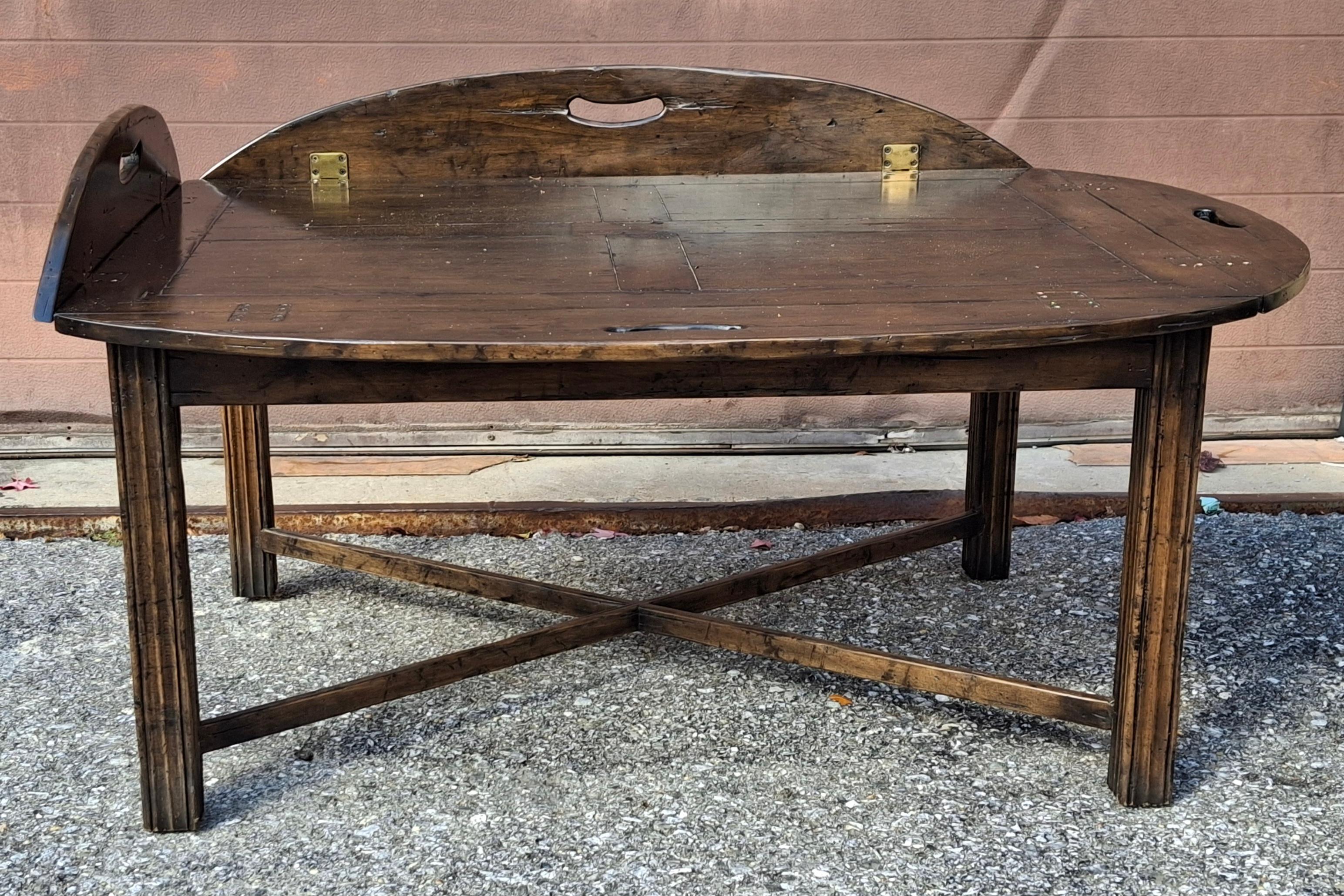 Américain Fin du 20ème siècle, table à plateau de majordome en noyer vieilli de style Chippendale en vente
