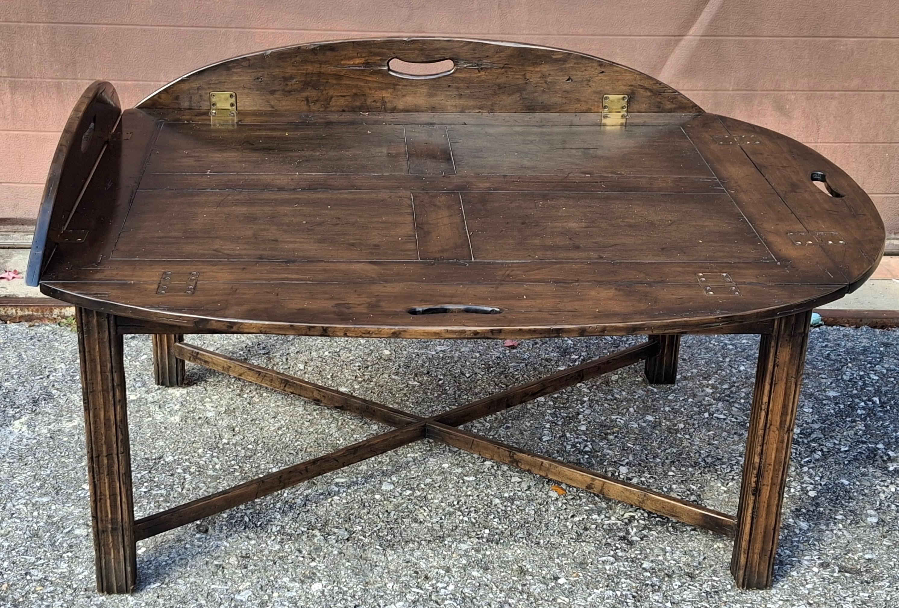 Tacheté Fin du 20ème siècle, table à plateau de majordome en noyer vieilli de style Chippendale en vente