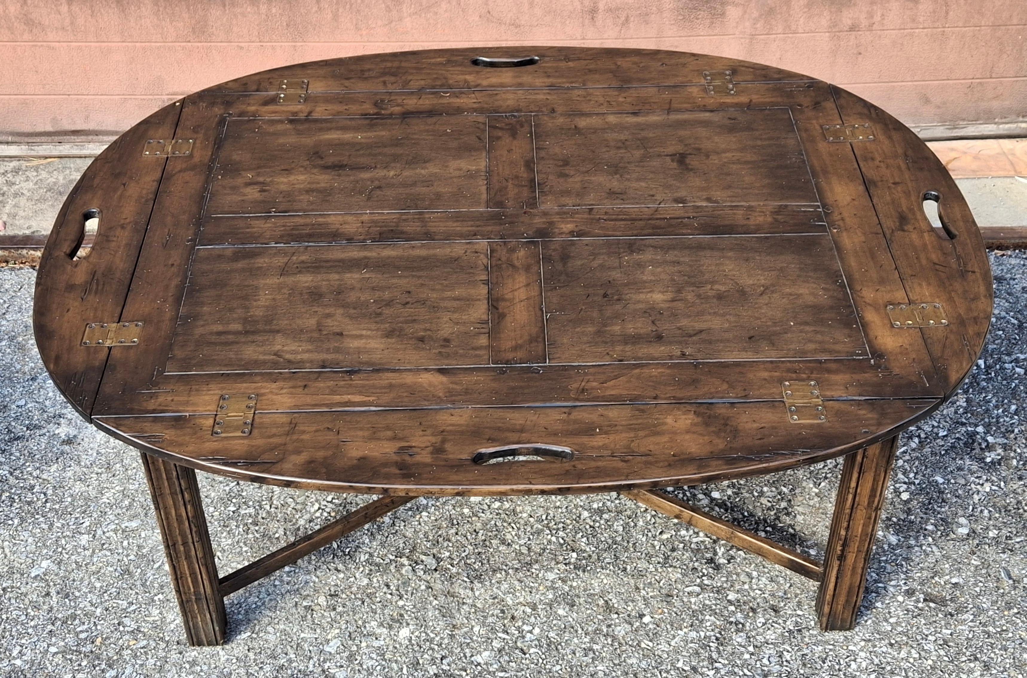 Fin du 20ème siècle, table à plateau de majordome en noyer vieilli de style Chippendale Excellent état - En vente à Germantown, MD