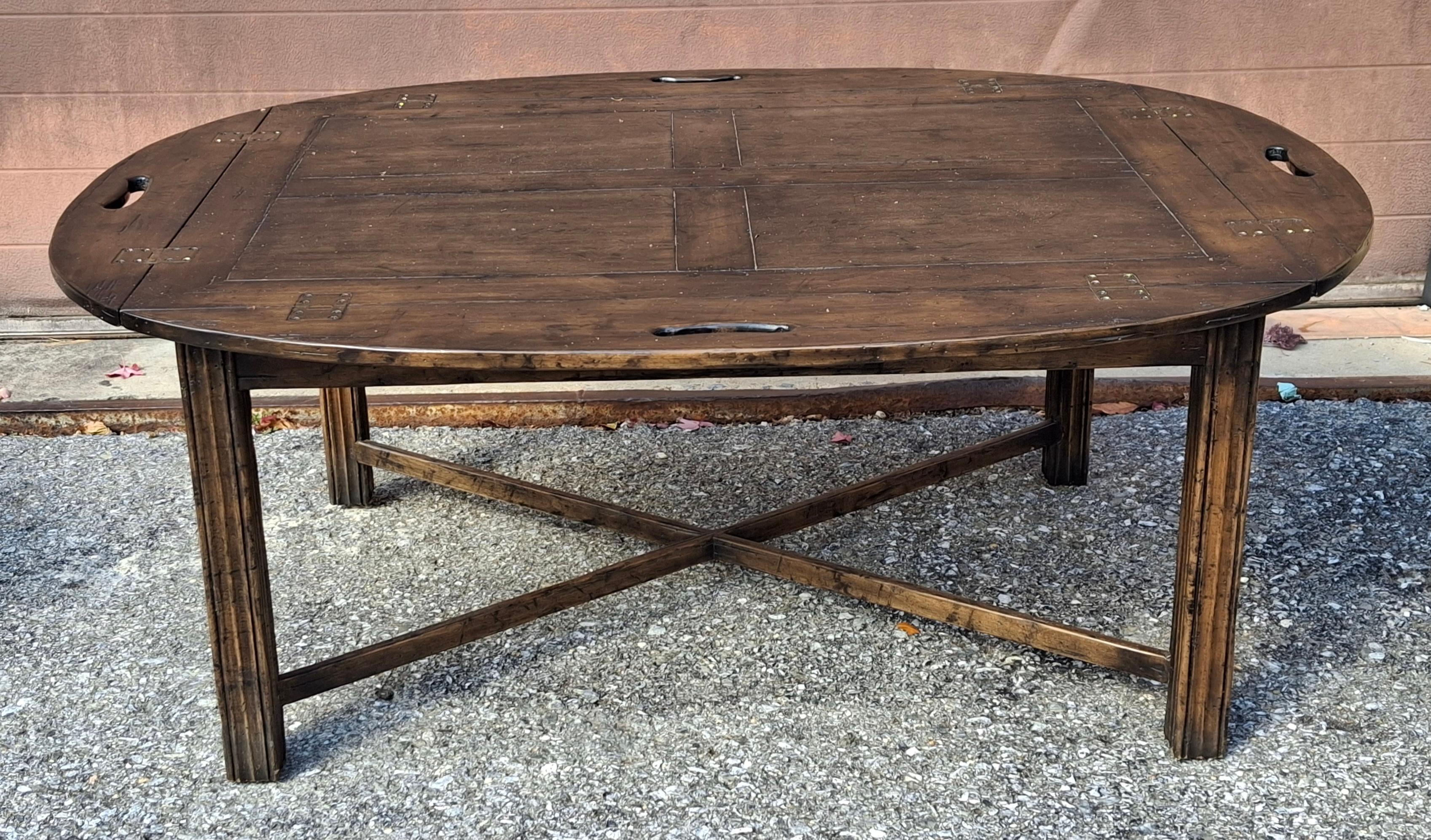 20ième siècle Fin du 20ème siècle, table à plateau de majordome en noyer vieilli de style Chippendale en vente