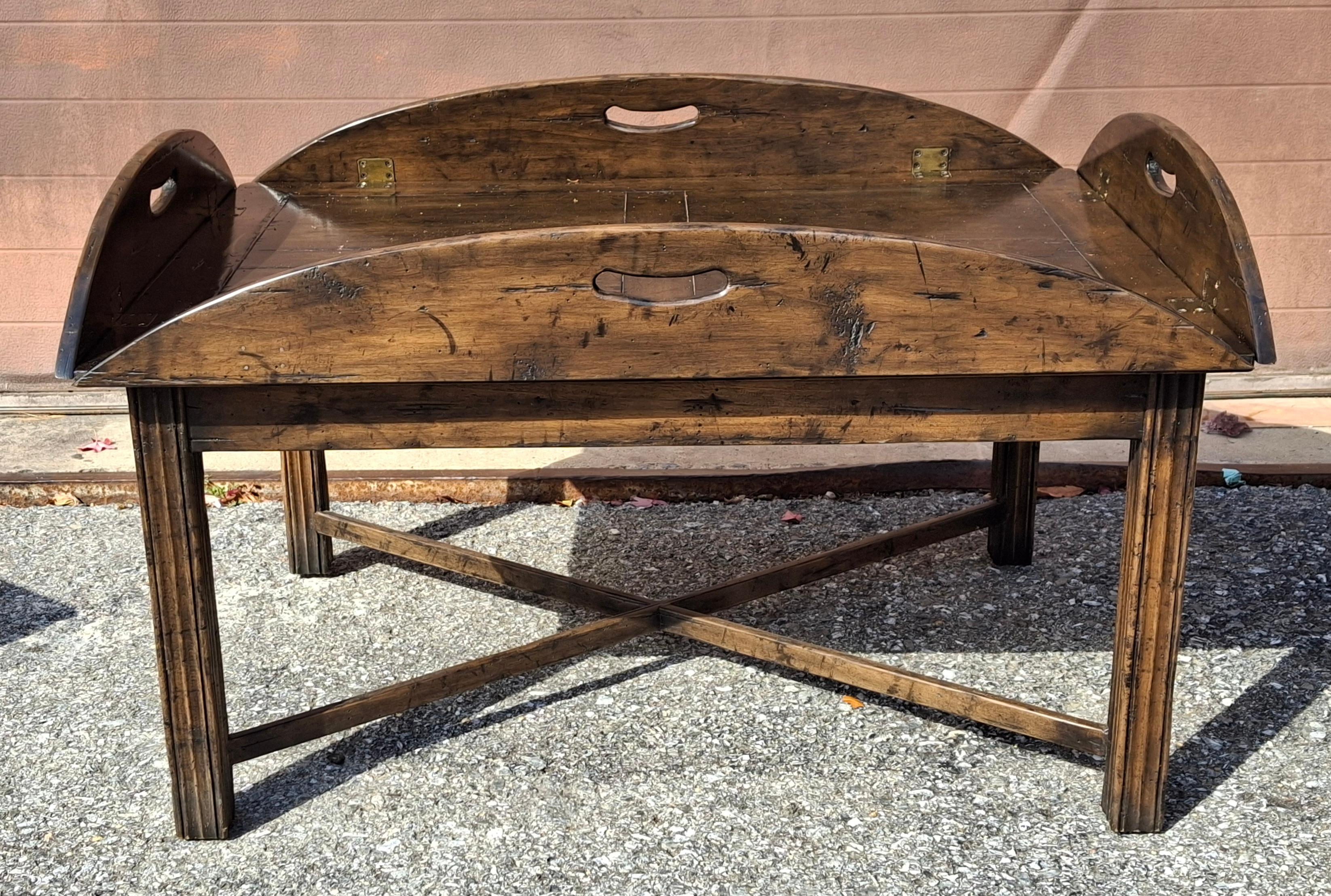 Noyer Fin du 20ème siècle, table à plateau de majordome en noyer vieilli de style Chippendale en vente