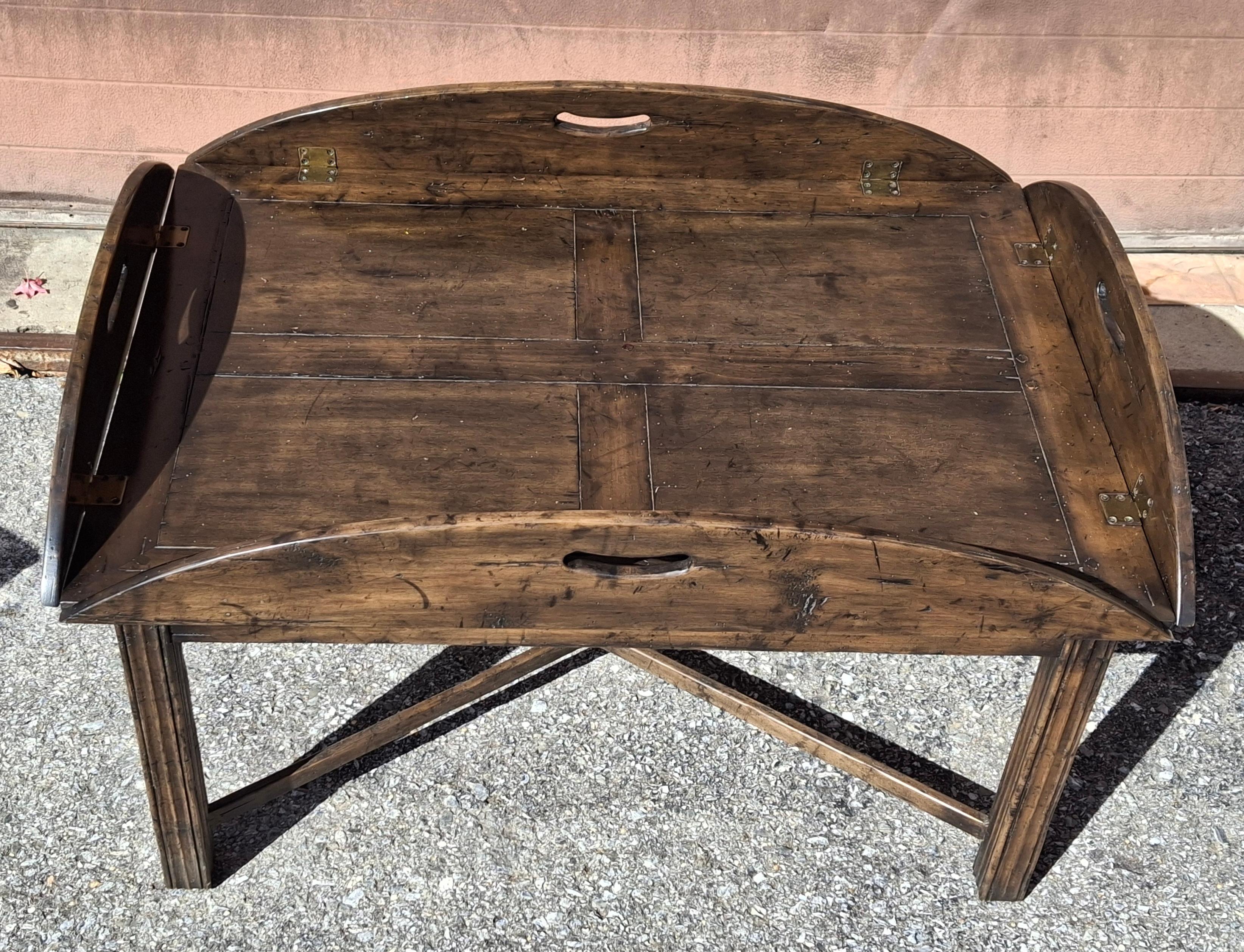 Fin du 20ème siècle, table à plateau de majordome en noyer vieilli de style Chippendale en vente 1