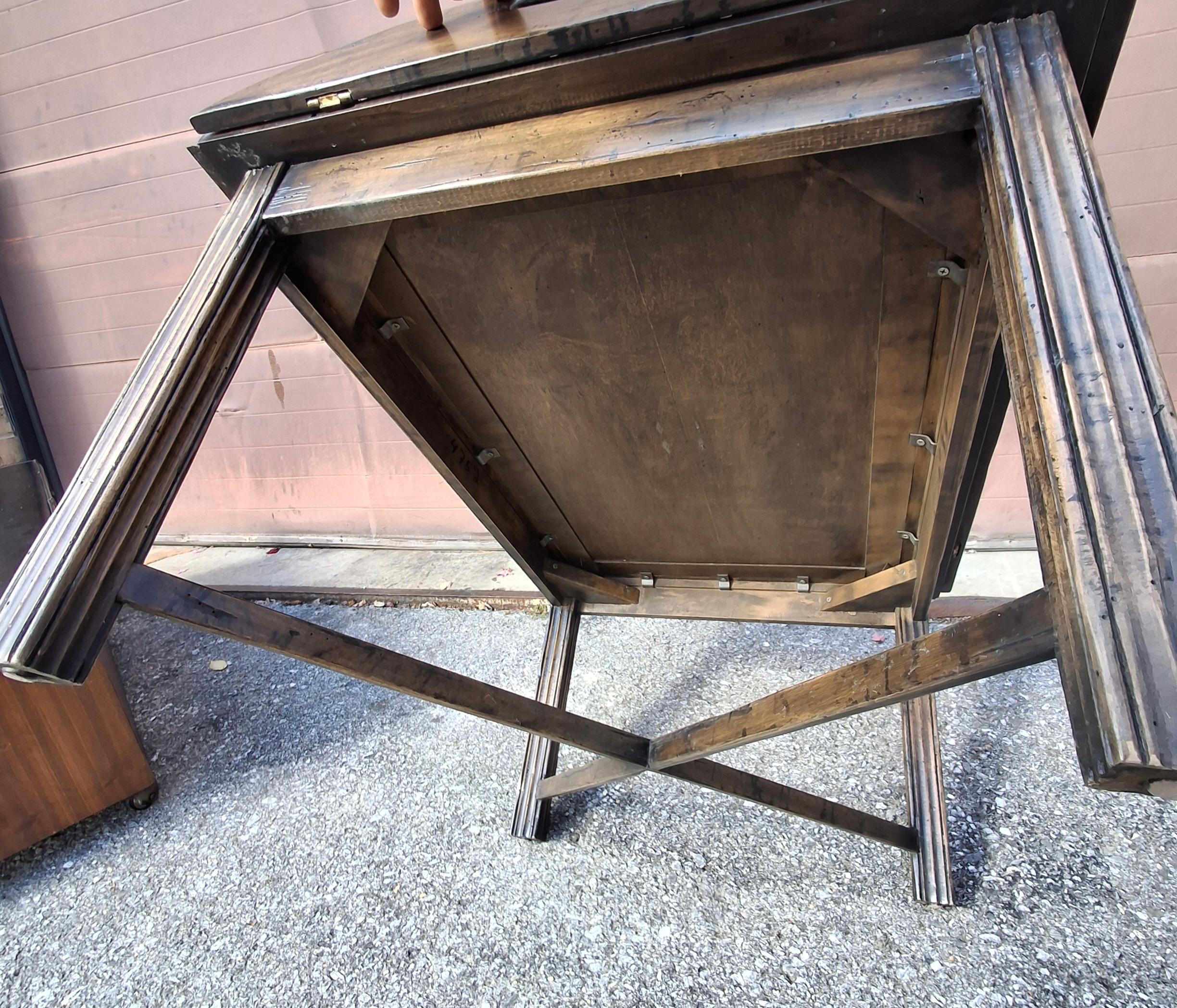 Fin du 20ème siècle, table à plateau de majordome en noyer vieilli de style Chippendale en vente 2