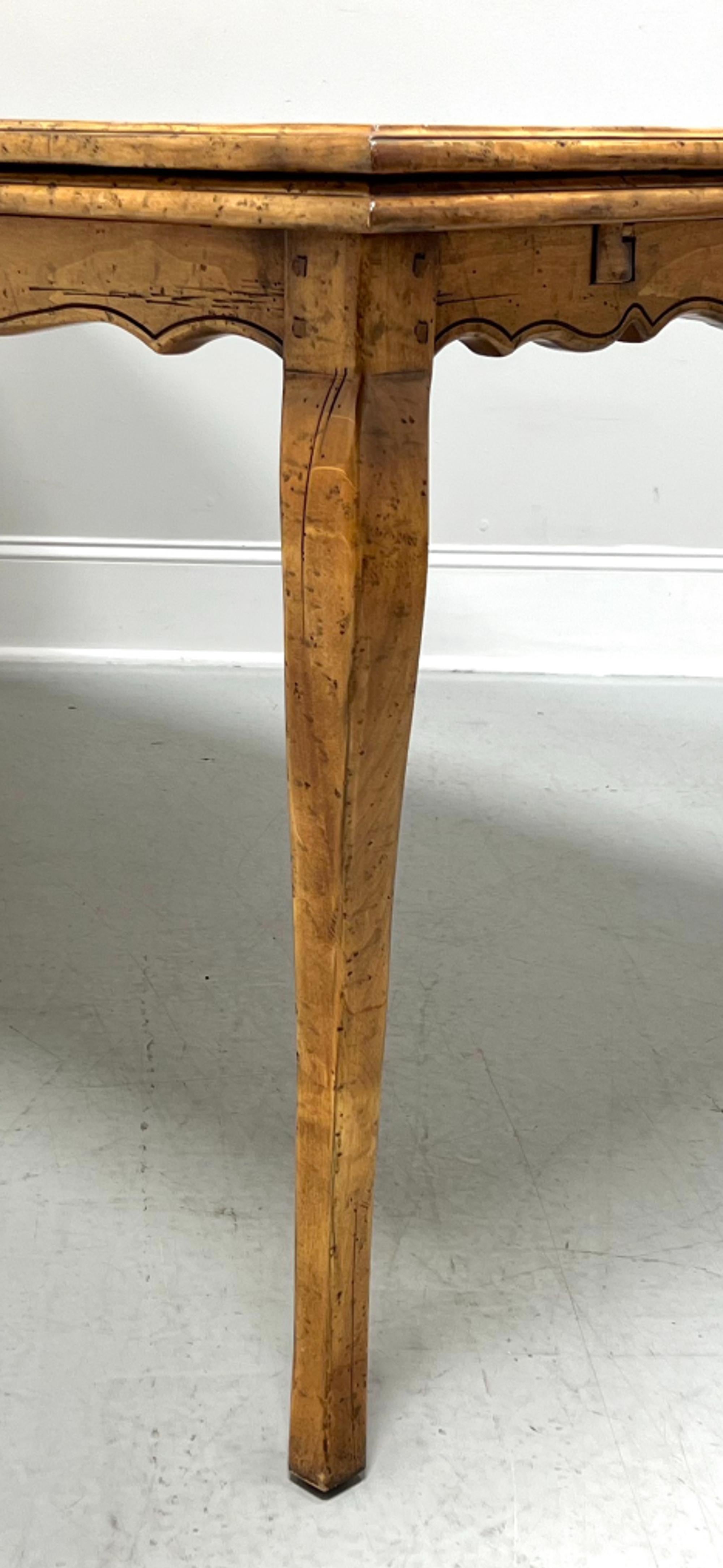 Ende des 20. Jahrhunderts Distressed Wood Französisch Land Parkett Schubladenplatte Esstisch im Angebot 4