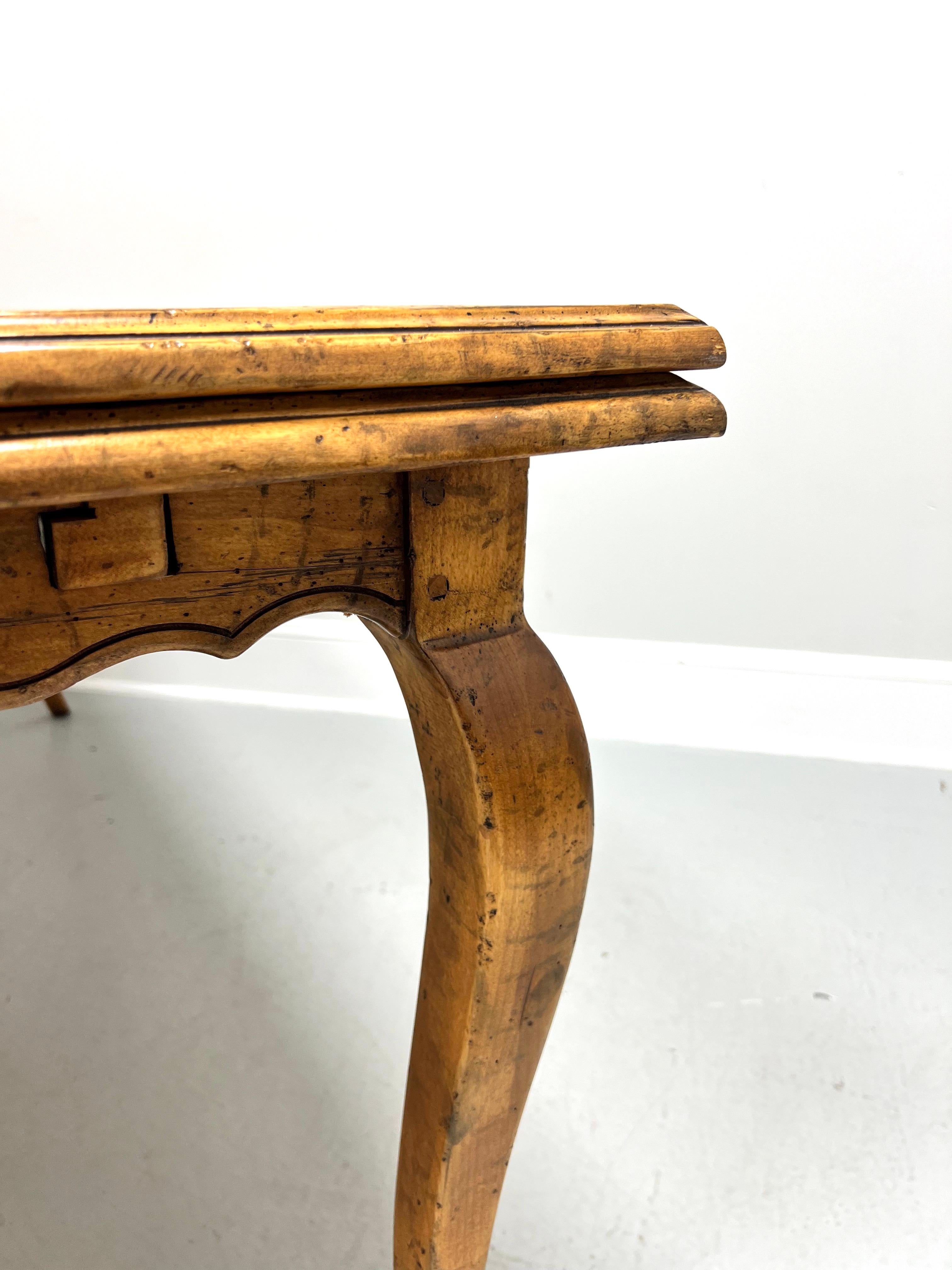 Ende des 20. Jahrhunderts Distressed Wood Französisch Land Parkett Schubladenplatte Esstisch im Angebot 3
