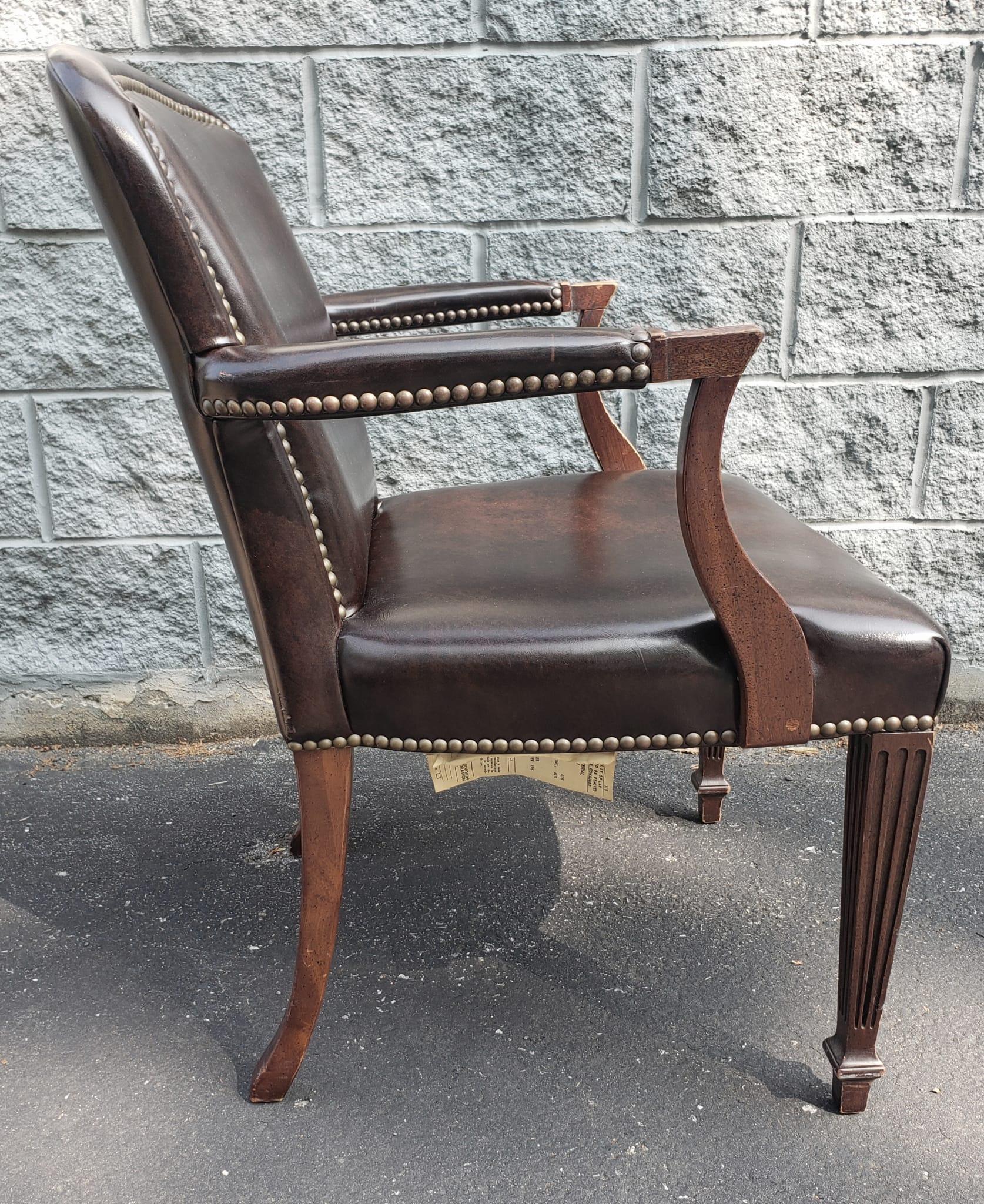 Moderne Chaise de bureau Drexel en acajou et cuir de la fin du 20e siècle avec garnitures cloutées en vente