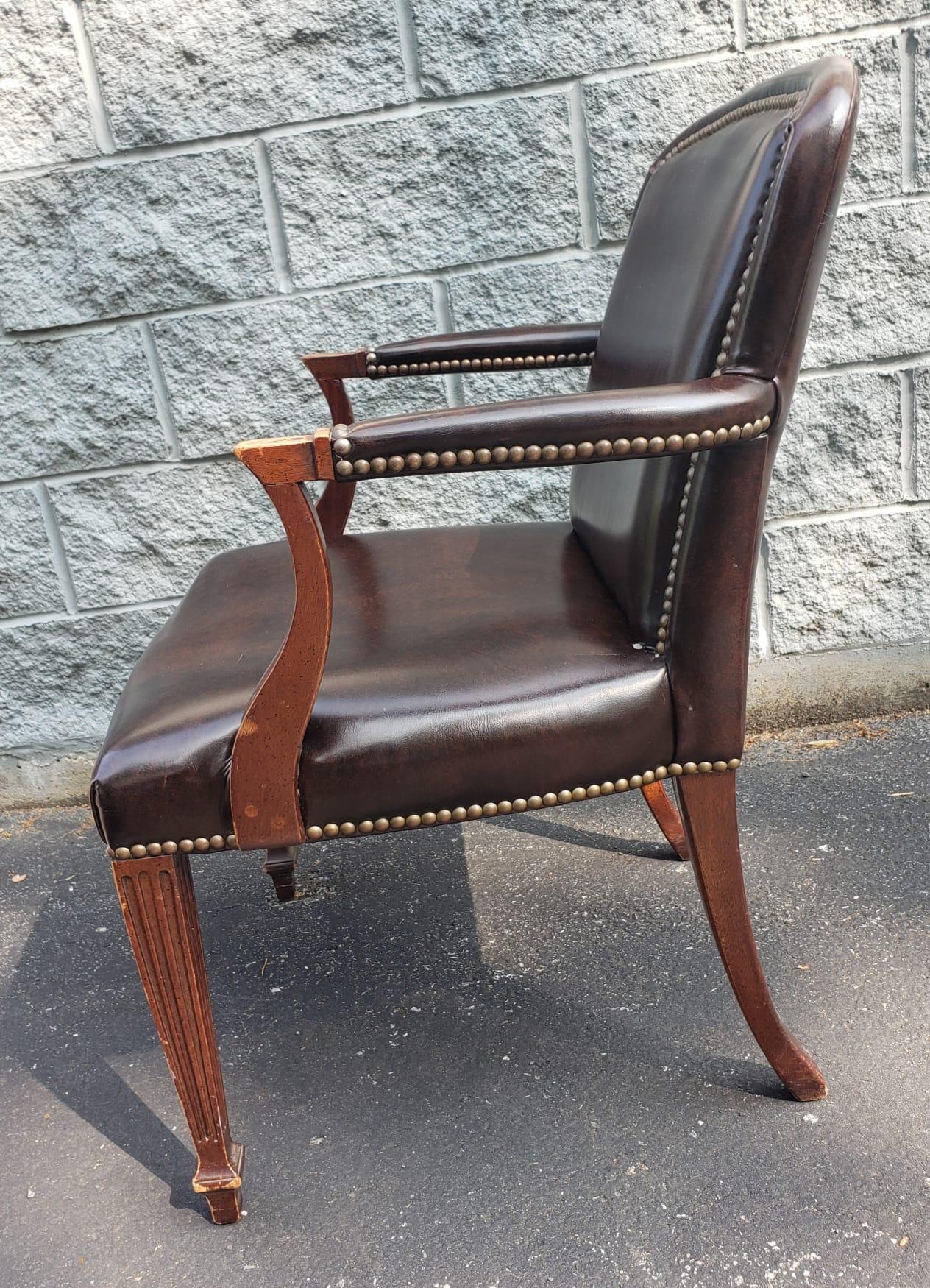 20ième siècle Chaise de bureau Drexel en acajou et cuir de la fin du 20e siècle avec garnitures cloutées en vente