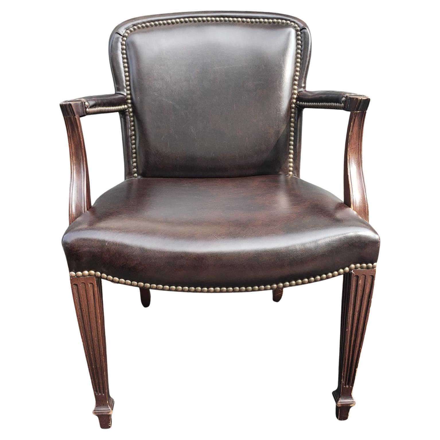 Silla de oficina Drexel de caoba y cuero de finales del siglo XX con remates claveteados