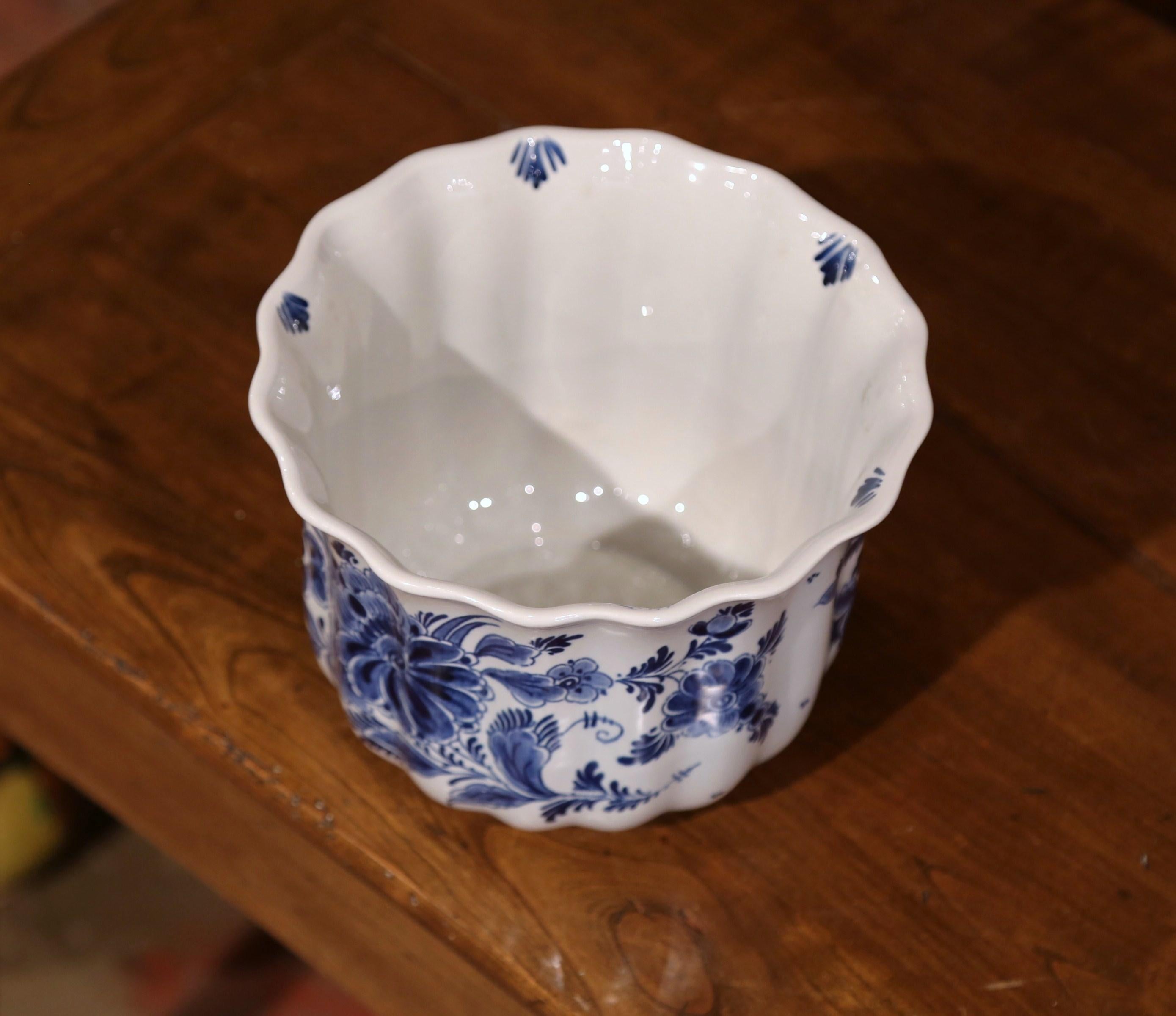Late 20th Century Dutch Hand-Painted Faience Delft Cache Pot with Floral Decor In Excellent Condition In Dallas, TX