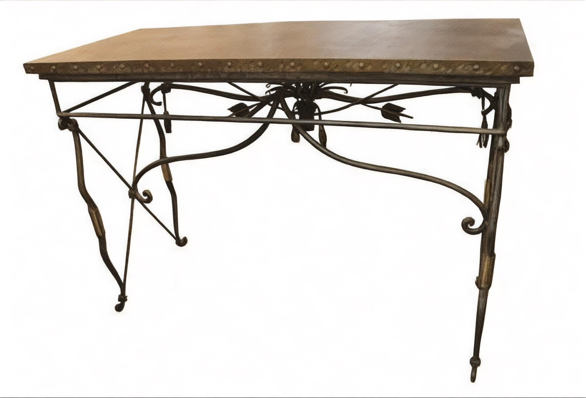 Realizzato con il miglior ferro battuto, ha gambe dal design intricato e un motivo classico a freccia. La console è in buone condizioni, con lievi graffi che fanno parte della finitura. Console in ferro battuto patinato con decorazione a croce