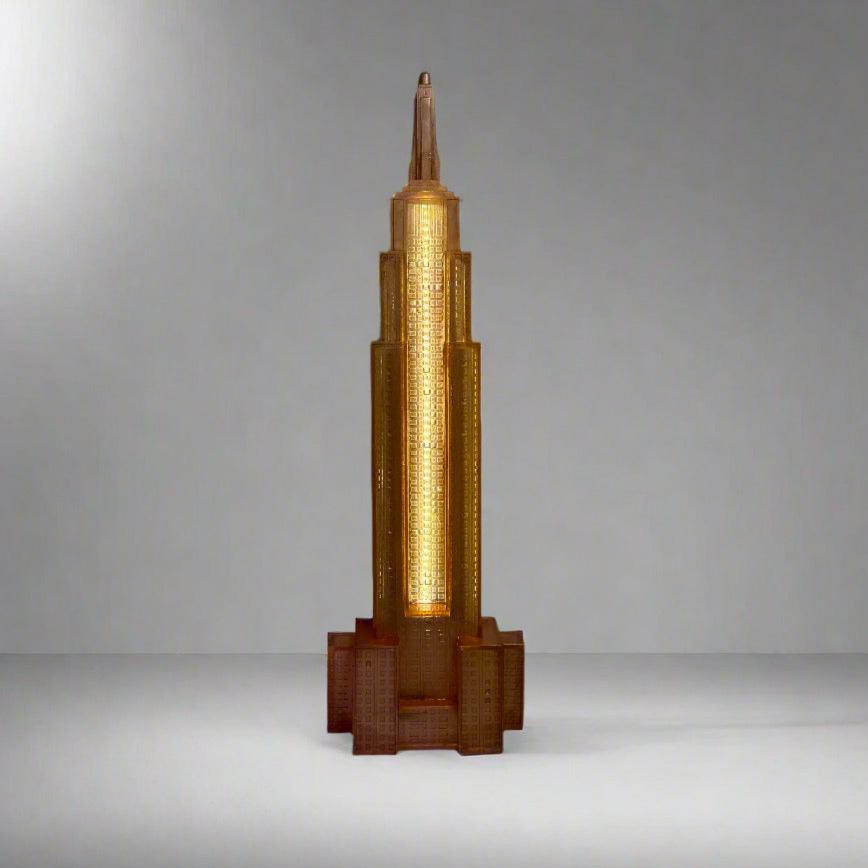Lampada da terra con grattacielo dell'Empire State Building.  Modello in resina traslucida illuminato dell'Empire State Building. Ricablata per il mercato statunitense con illuminazione a LED. Italia, anni '70 circa