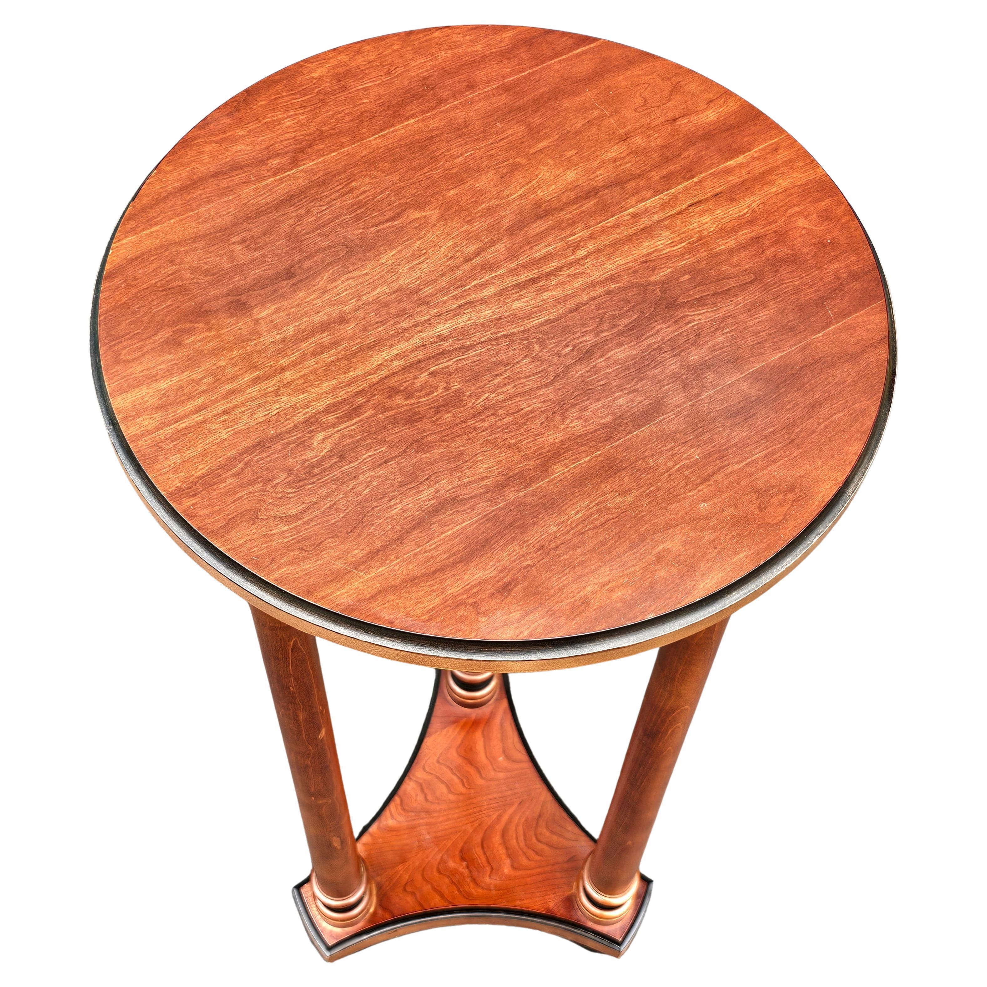 Mesa auxiliar con pedestal de madera de frutal, estilo Imperio, de finales del siglo XX, en magnífico estado vintage. Muy resistente. Calidad made in USA. Mide 16