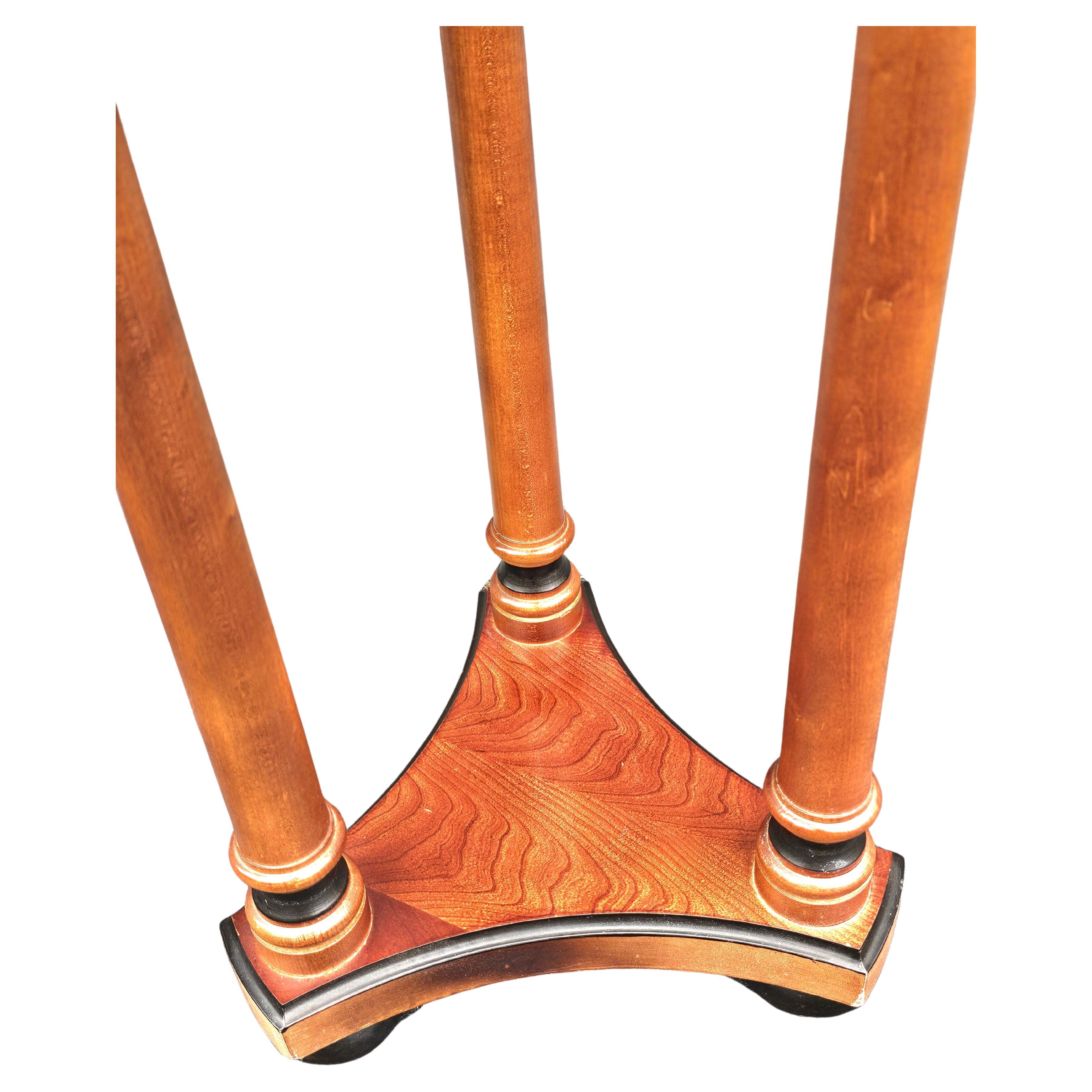 Mesa auxiliar con pedestal de madera de frutal estilo Imperio de finales del siglo XX Madera frutal en venta