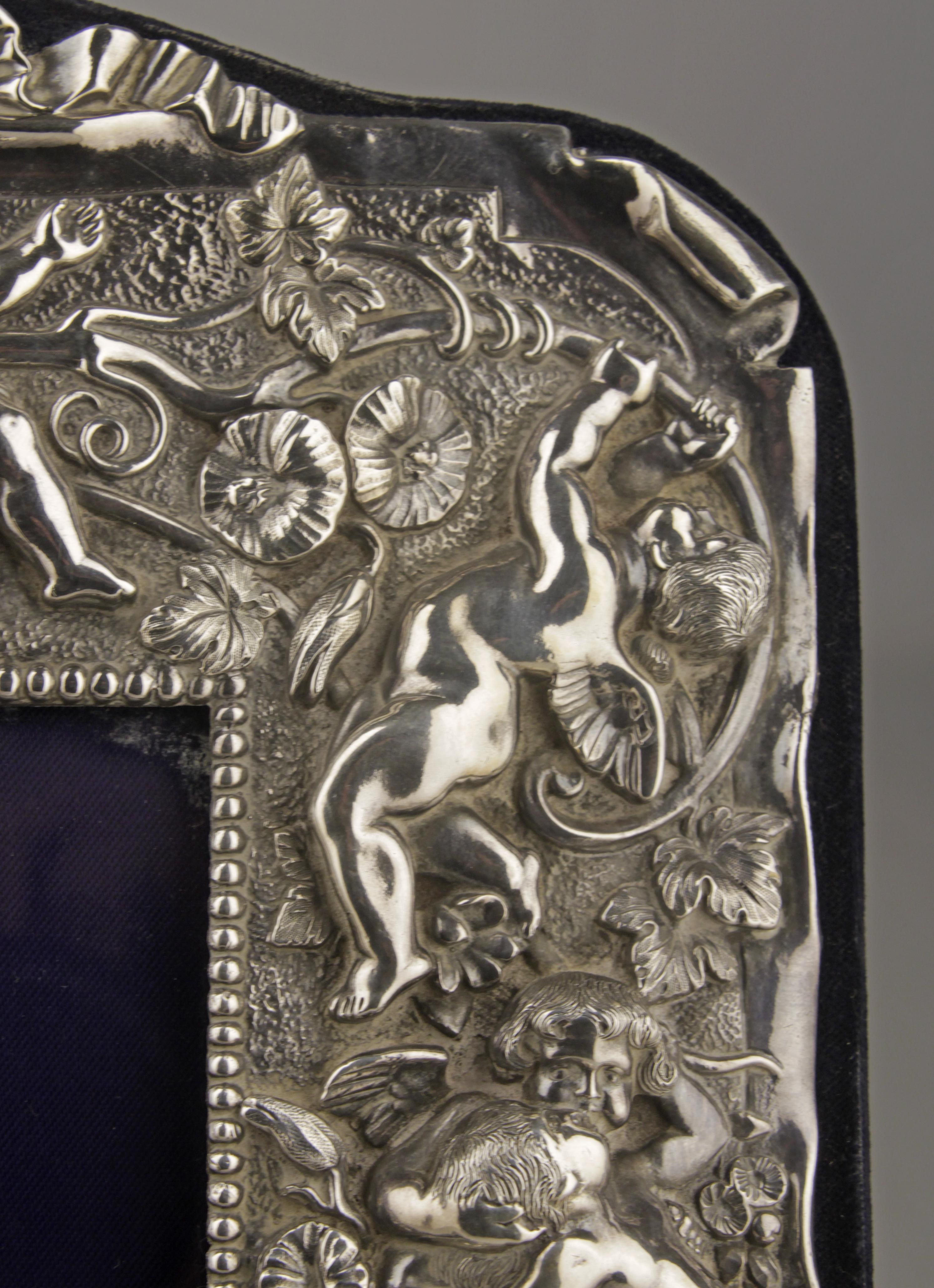 Late 20th Century English Sterling Silver Frame with Cherubs and Plant Motifs In Good Condition In North Miami, FL
