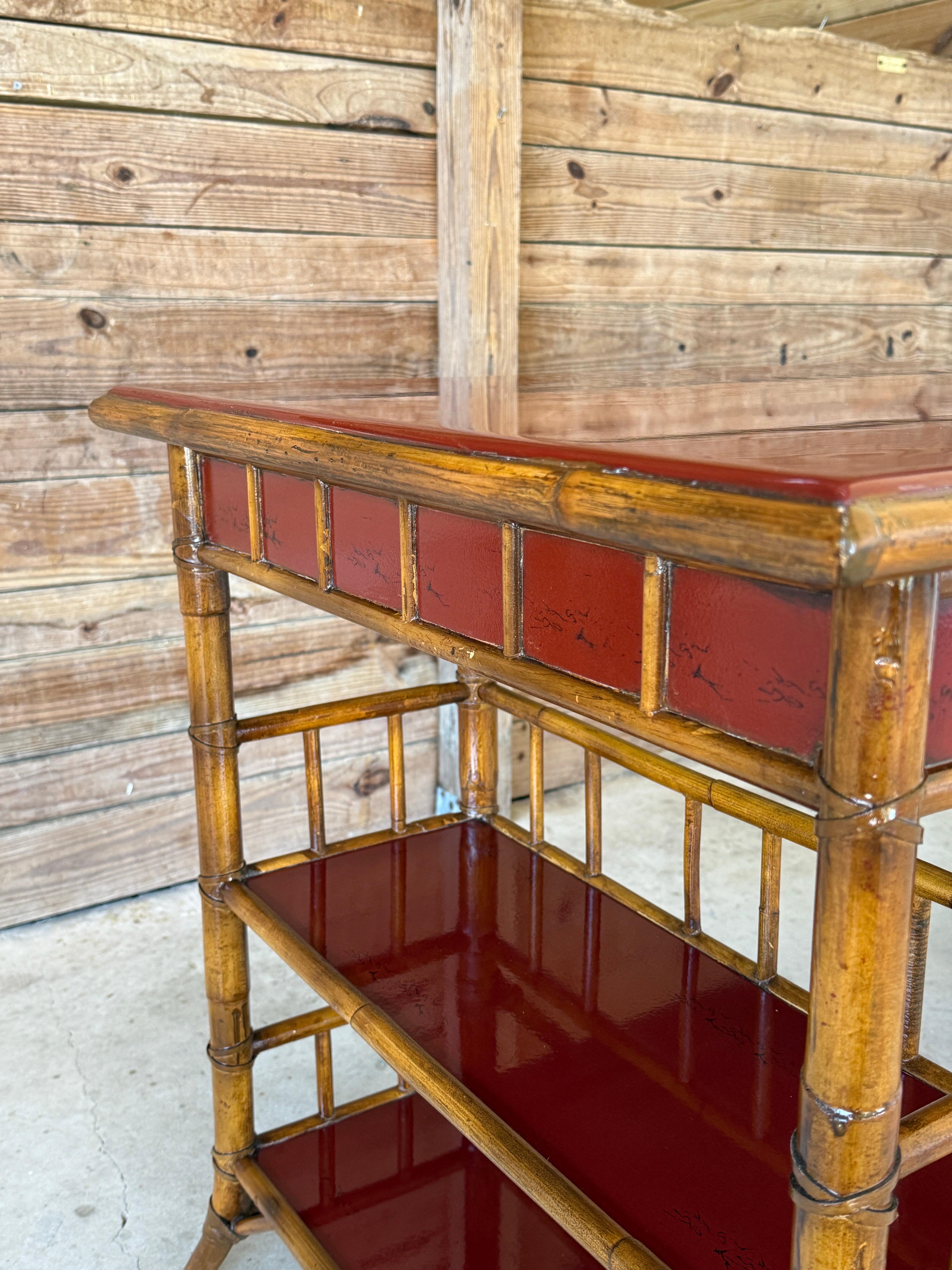 Schreibtisch aus Bambusimitat und rotem Lack von Baker Furniture, Ende des 20. im Angebot 3