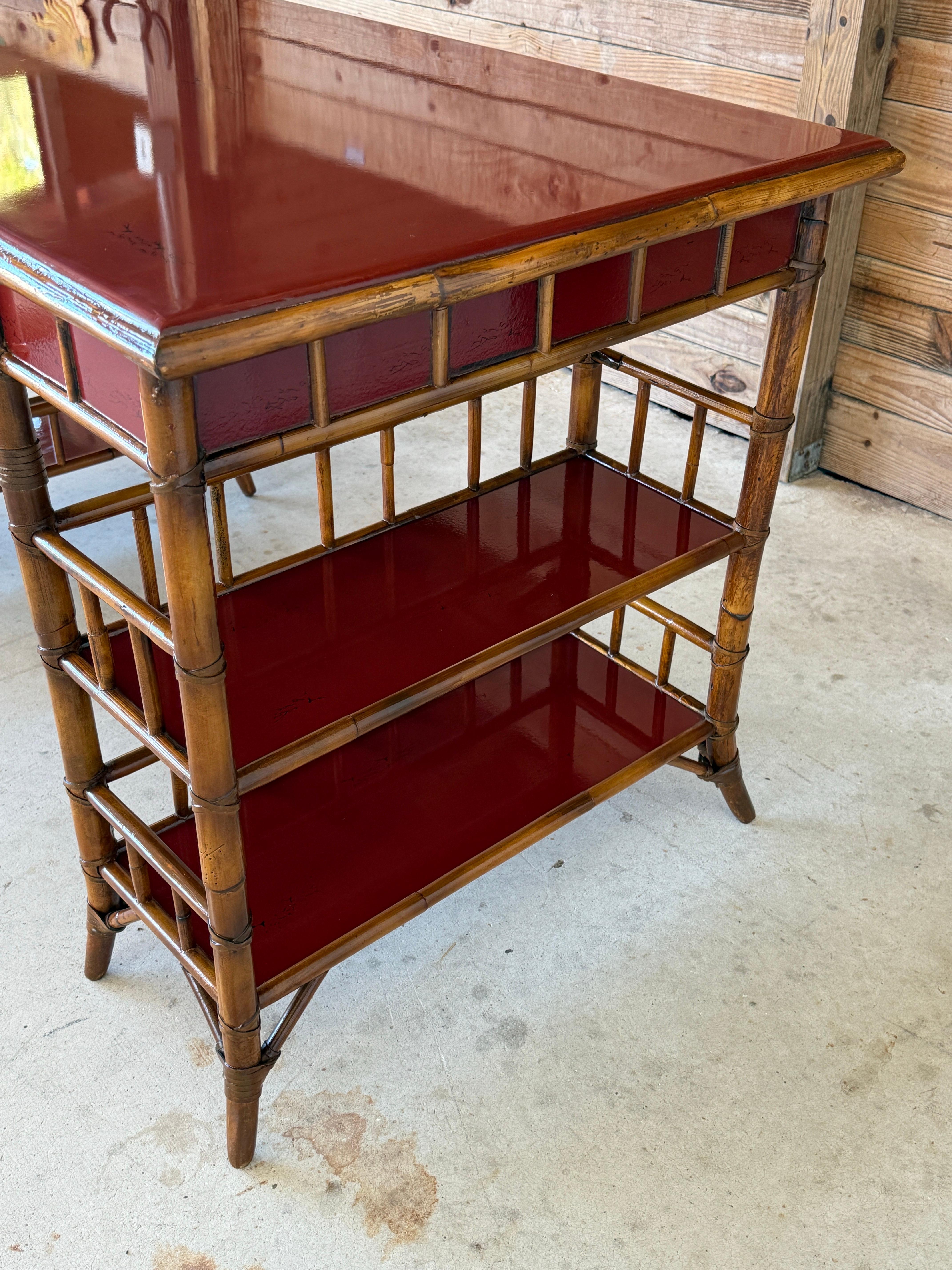 Schreibtisch aus Bambusimitat und rotem Lack von Baker Furniture, Ende des 20. (amerikanisch) im Angebot