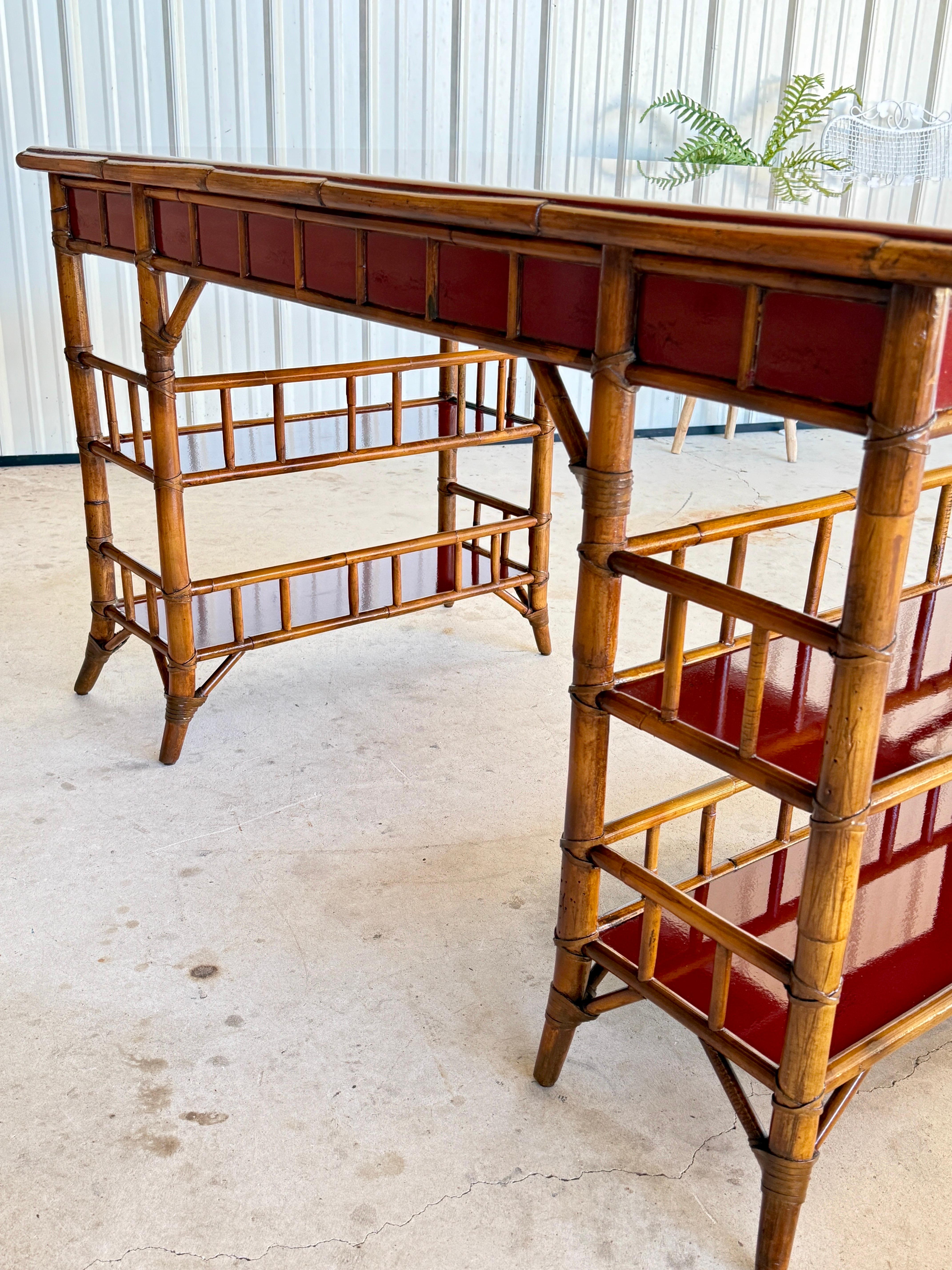 Schreibtisch aus Bambusimitat und rotem Lack von Baker Furniture, Ende des 20. im Zustand „Gut“ im Angebot in North Fort Myers, FL