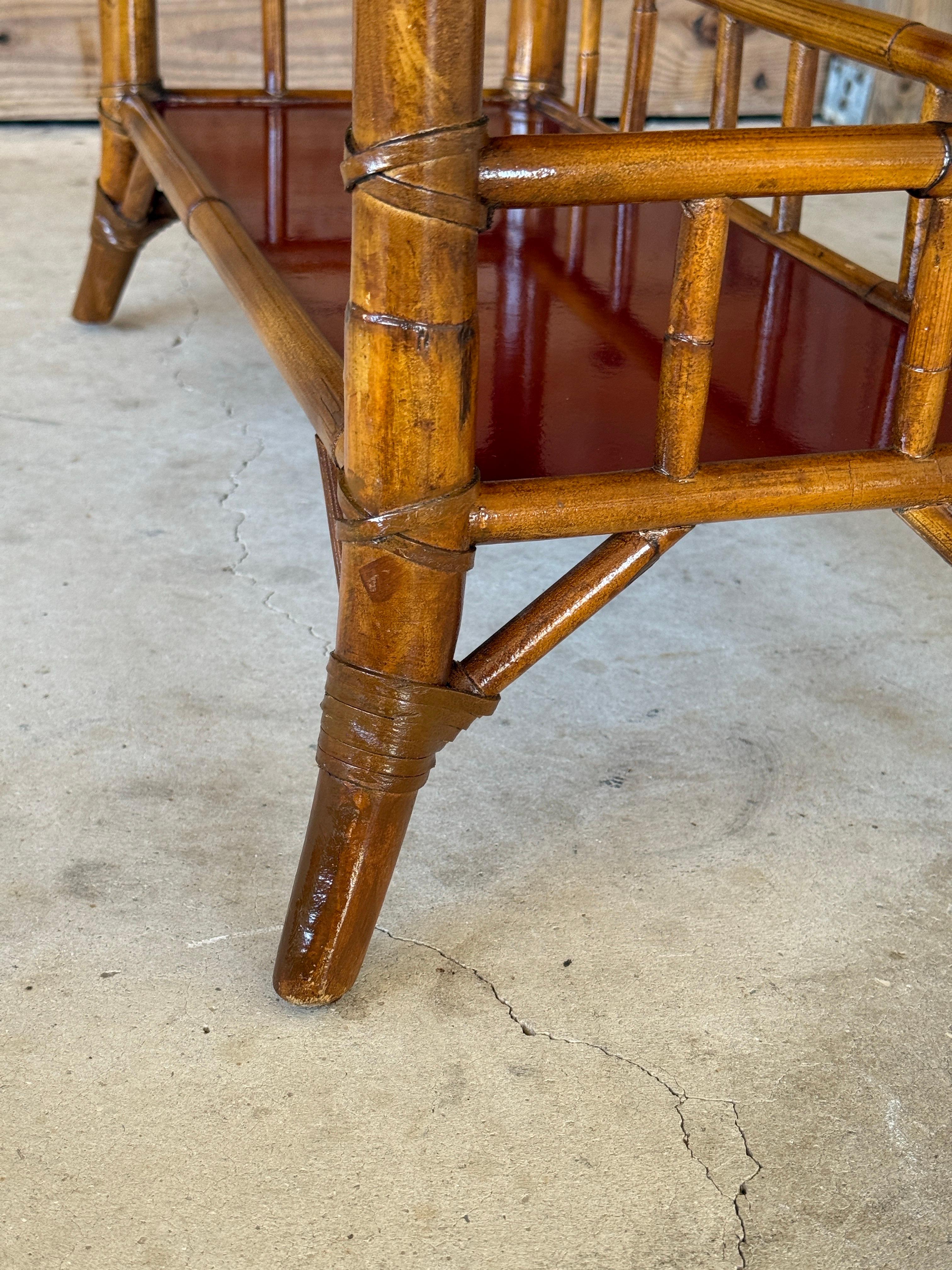 Schreibtisch aus Bambusimitat und rotem Lack von Baker Furniture, Ende des 20. (20. Jahrhundert) im Angebot