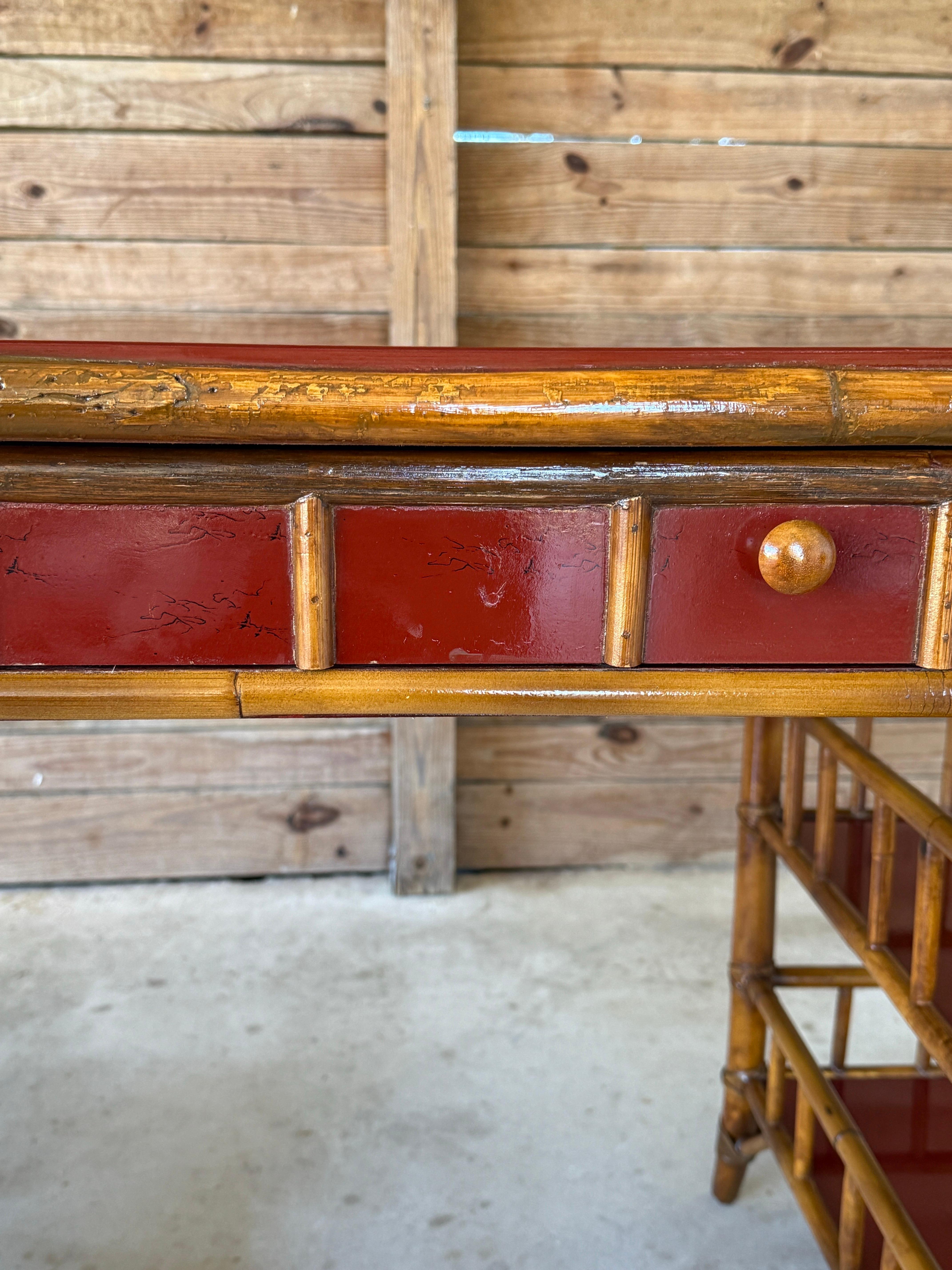 Schreibtisch aus Bambusimitat und rotem Lack von Baker Furniture, Ende des 20. im Angebot 1