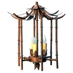 Luminaire de style pagode en métal et faux bambou de la fin du 20e siècle