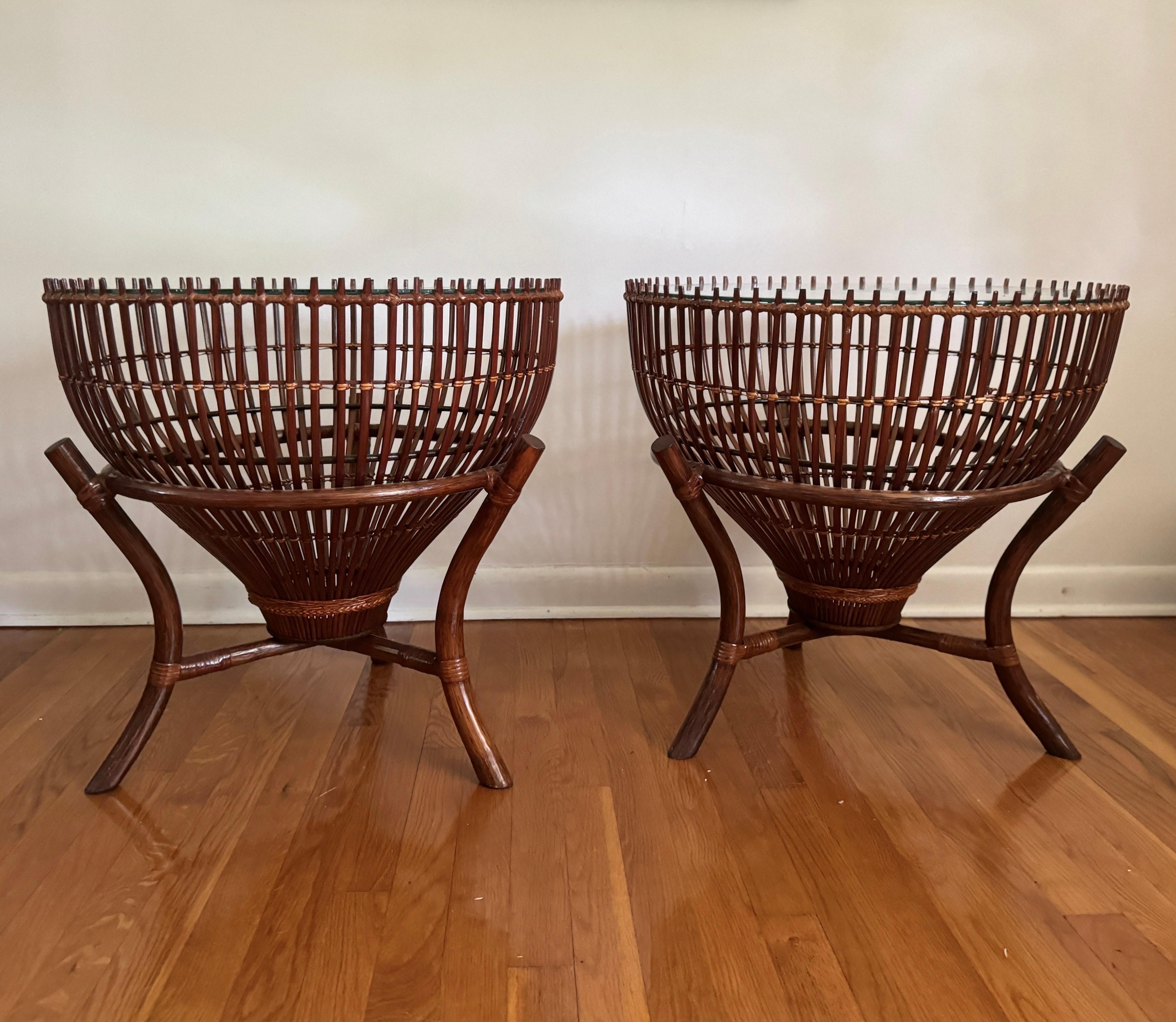 Tables d'appoint en rotin avec panier de pêche dans le style de Franco Albini.
Magnifiques tables d'appoint rondes originales avec plateaux en verre.
