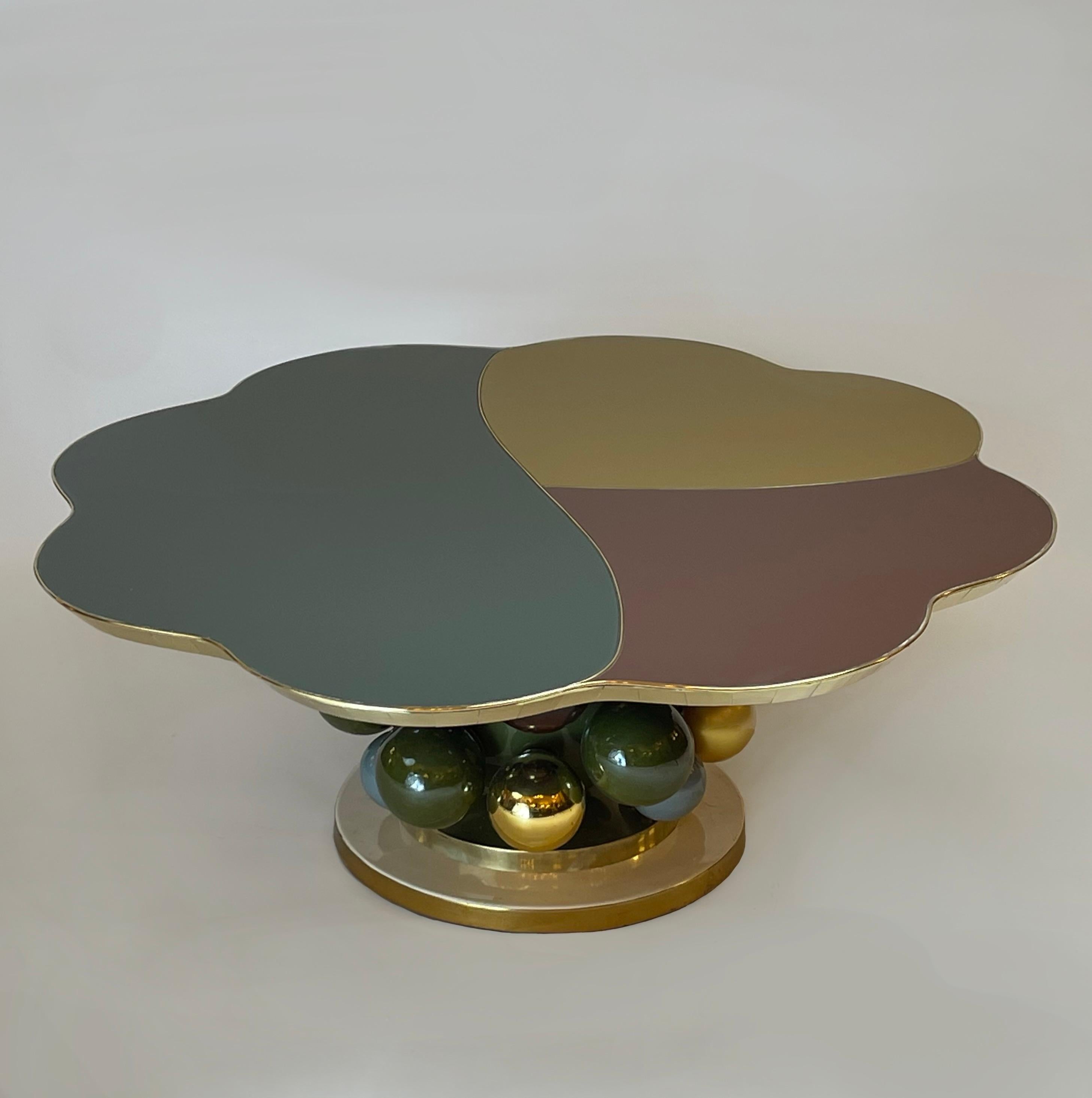 Late 20th Century Flower Shape w/ Opaline Glass & Ceramic Balls Coffee Table In Good Condition For Sale In Firenze, Tuscany